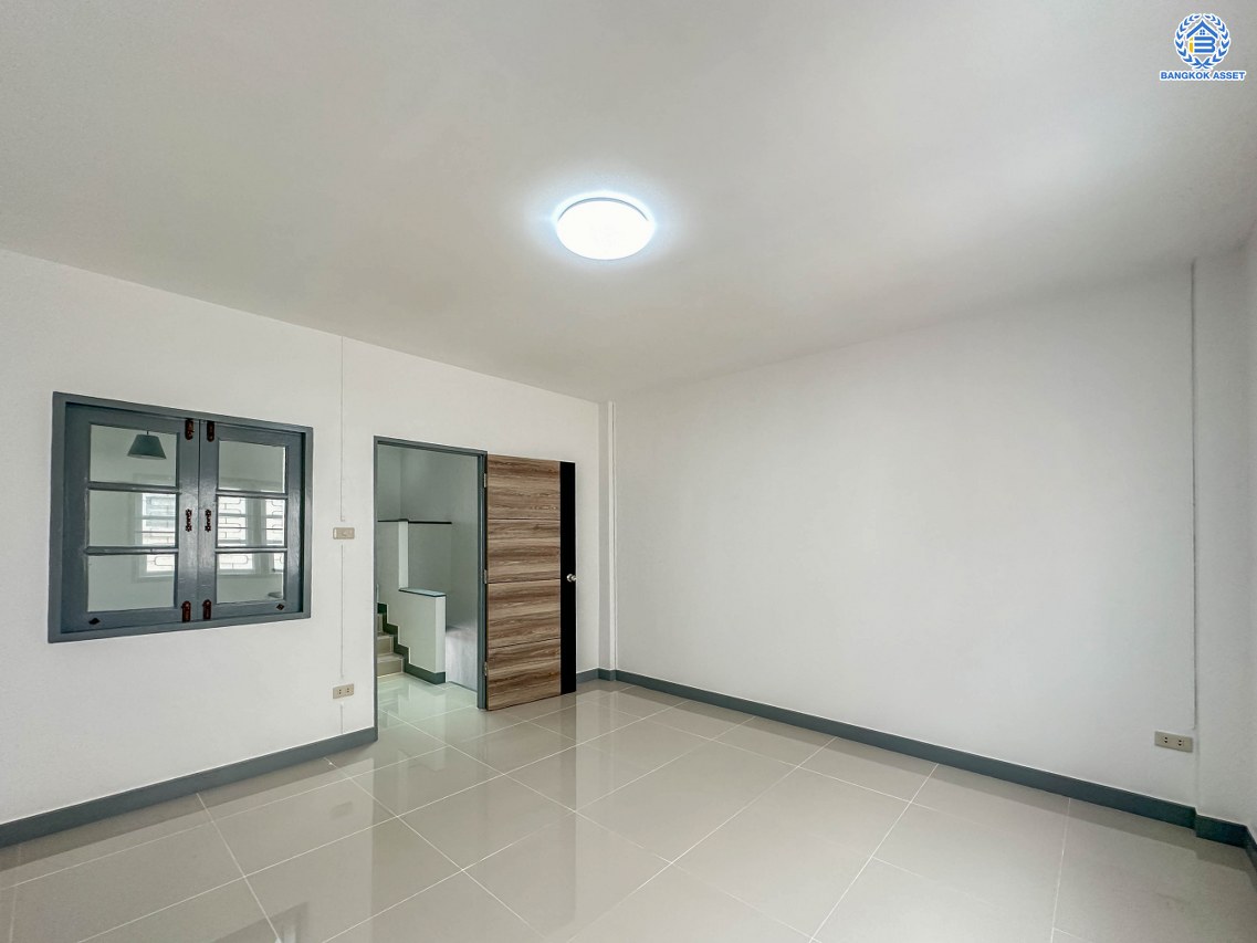 *****ทาวน์เฮ้าส์มือสอง โครงการ ลภาวัน8 บางบัวทอง เนื้อที่ 18 ตร.ว. ฟังก์ชัน 3 ห้องนอน 2 ห้องน้ำ 1 ที่จอดรถ พร้อมเข้าอยู่ บนทำเลเชื่อมต่อทุกการเดินทาง ทำเลศักยภาพ การเดินทางสะดวกสบาย ใกล้เซ็นทรัล เวสต์เกต