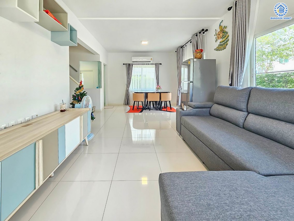 *****บ้านเดี่ยวมือสองนนทบุรี โครงการ วิลลาจจิโอ บางใหญ่ เนื้อที่กว้างถึง 53.30 ตร.ว. ฟังก์ชั่นเยอะ 3 ห้องนอน 3 ห้องน้ำ 1 ห้องนั่งเล่น 1 ห้องทานอาหาร 2 ที่จอดรถ ใกล้แหล่งอำนวยความสะดวก เชื่อมต่อ ถนนกาญจนาภิเษก, ถนนรัตนาธิเบศร์ ใกล้รถไฟฟ้าสายสีม่วง "สถานีคลองบางไผ่" และจุดขึ้นทางด่วน "ศรีรัช"