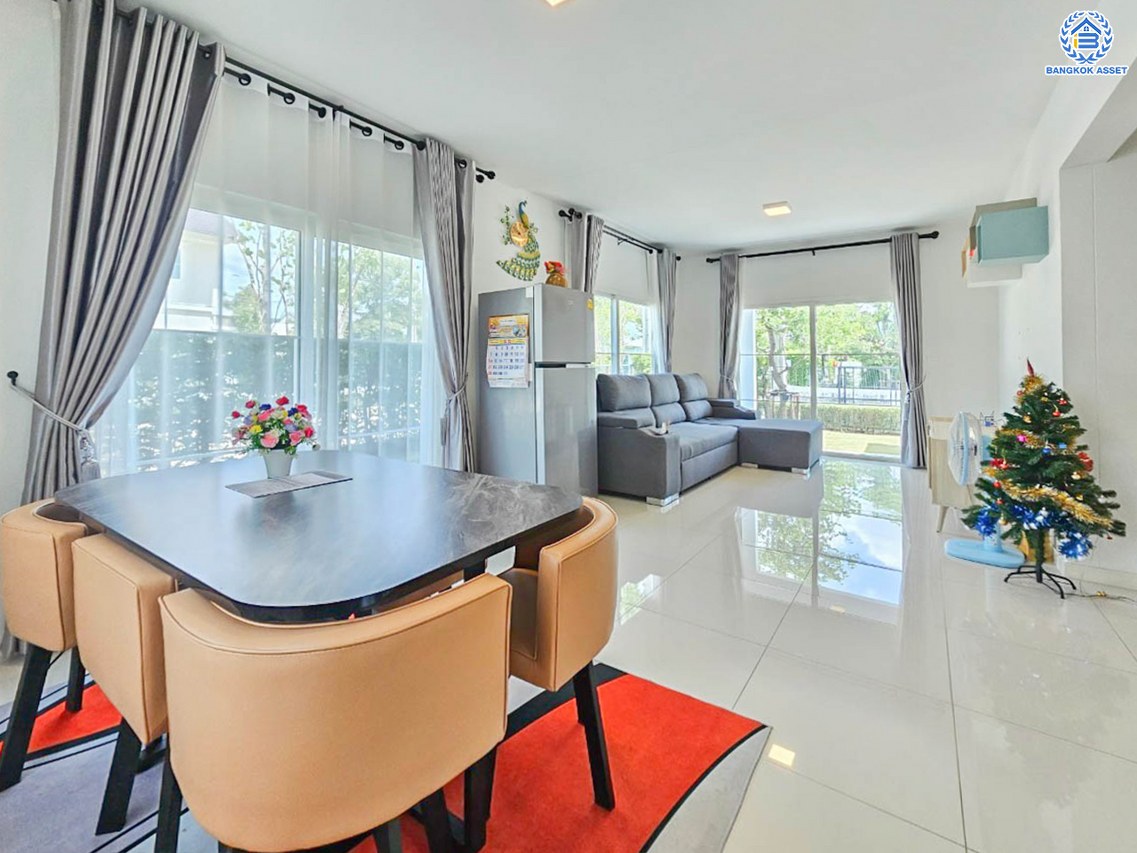 *****บ้านเดี่ยวมือสองนนทบุรี โครงการ วิลลาจจิโอ บางใหญ่ เนื้อที่กว้างถึง 53.30 ตร.ว. ฟังก์ชั่นเยอะ 3 ห้องนอน 3 ห้องน้ำ 1 ห้องนั่งเล่น 1 ห้องทานอาหาร 2 ที่จอดรถ ใกล้แหล่งอำนวยความสะดวก เชื่อมต่อ ถนนกาญจนาภิเษก, ถนนรัตนาธิเบศร์ ใกล้รถไฟฟ้าสายสีม่วง "สถานีคลองบางไผ่" และจุดขึ้นทางด่วน "ศรีรัช"