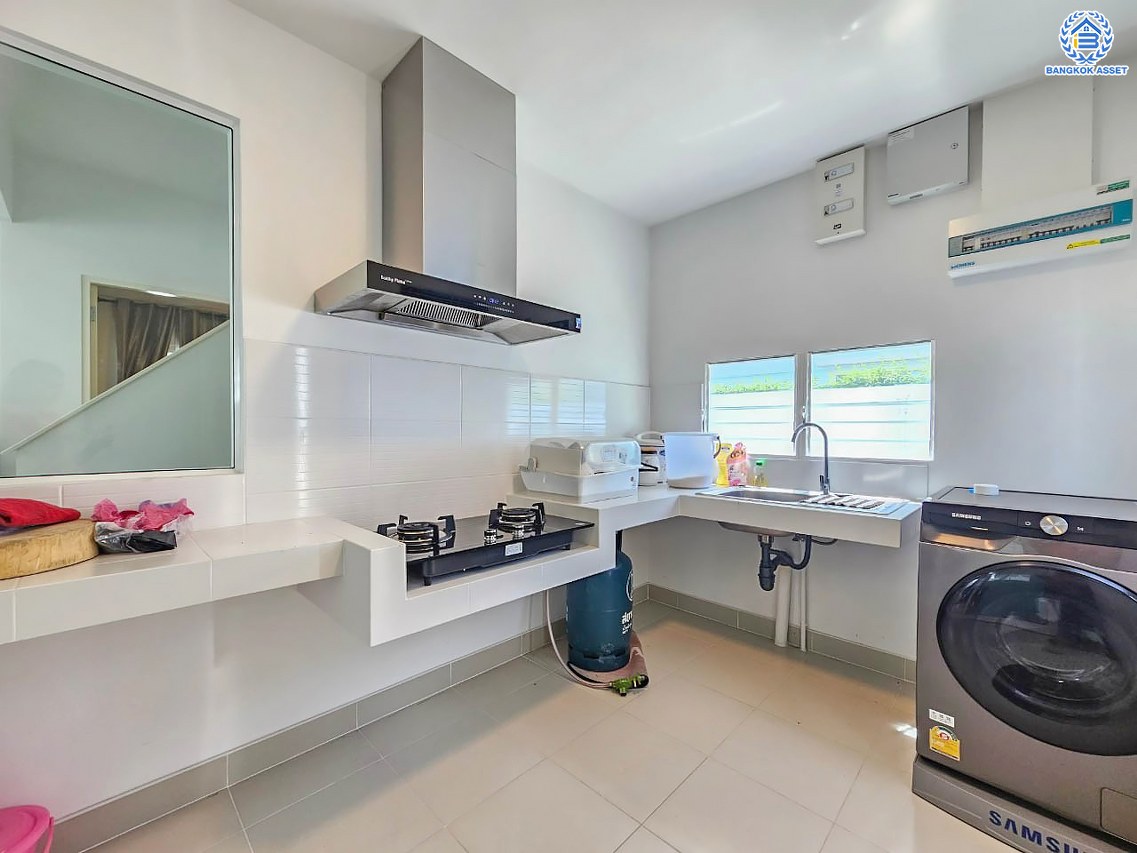 *****บ้านเดี่ยวมือสองนนทบุรี โครงการ วิลลาจจิโอ บางใหญ่ เนื้อที่กว้างถึง 53.30 ตร.ว. ฟังก์ชั่นเยอะ 3 ห้องนอน 3 ห้องน้ำ 1 ห้องนั่งเล่น 1 ห้องทานอาหาร 2 ที่จอดรถ ใกล้แหล่งอำนวยความสะดวก เชื่อมต่อ ถนนกาญจนาภิเษก, ถนนรัตนาธิเบศร์ ใกล้รถไฟฟ้าสายสีม่วง "สถานีคลองบางไผ่" และจุดขึ้นทางด่วน "ศรีรัช"