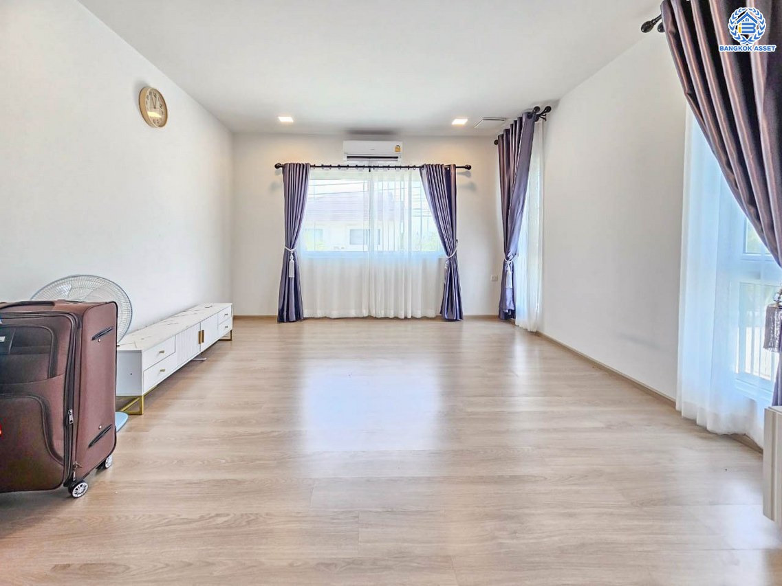 *****บ้านเดี่ยวมือสองนนทบุรี โครงการ วิลลาจจิโอ บางใหญ่ เนื้อที่กว้างถึง 53.30 ตร.ว. ฟังก์ชั่นเยอะ 3 ห้องนอน 3 ห้องน้ำ 1 ห้องนั่งเล่น 1 ห้องทานอาหาร 2 ที่จอดรถ ใกล้แหล่งอำนวยความสะดวก เชื่อมต่อ ถนนกาญจนาภิเษก, ถนนรัตนาธิเบศร์ ใกล้รถไฟฟ้าสายสีม่วง "สถานีคลองบางไผ่" และจุดขึ้นทางด่วน "ศรีรัช"