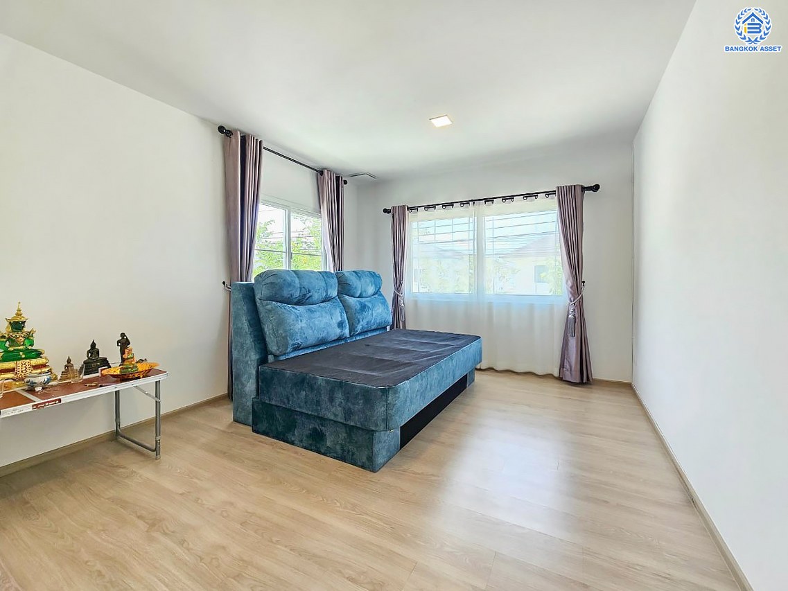 *****บ้านเดี่ยวมือสองนนทบุรี โครงการ วิลลาจจิโอ บางใหญ่ เนื้อที่กว้างถึง 53.30 ตร.ว. ฟังก์ชั่นเยอะ 3 ห้องนอน 3 ห้องน้ำ 1 ห้องนั่งเล่น 1 ห้องทานอาหาร 2 ที่จอดรถ ใกล้แหล่งอำนวยความสะดวก เชื่อมต่อ ถนนกาญจนาภิเษก, ถนนรัตนาธิเบศร์ ใกล้รถไฟฟ้าสายสีม่วง "สถานีคลองบางไผ่" และจุดขึ้นทางด่วน "ศรีรัช"