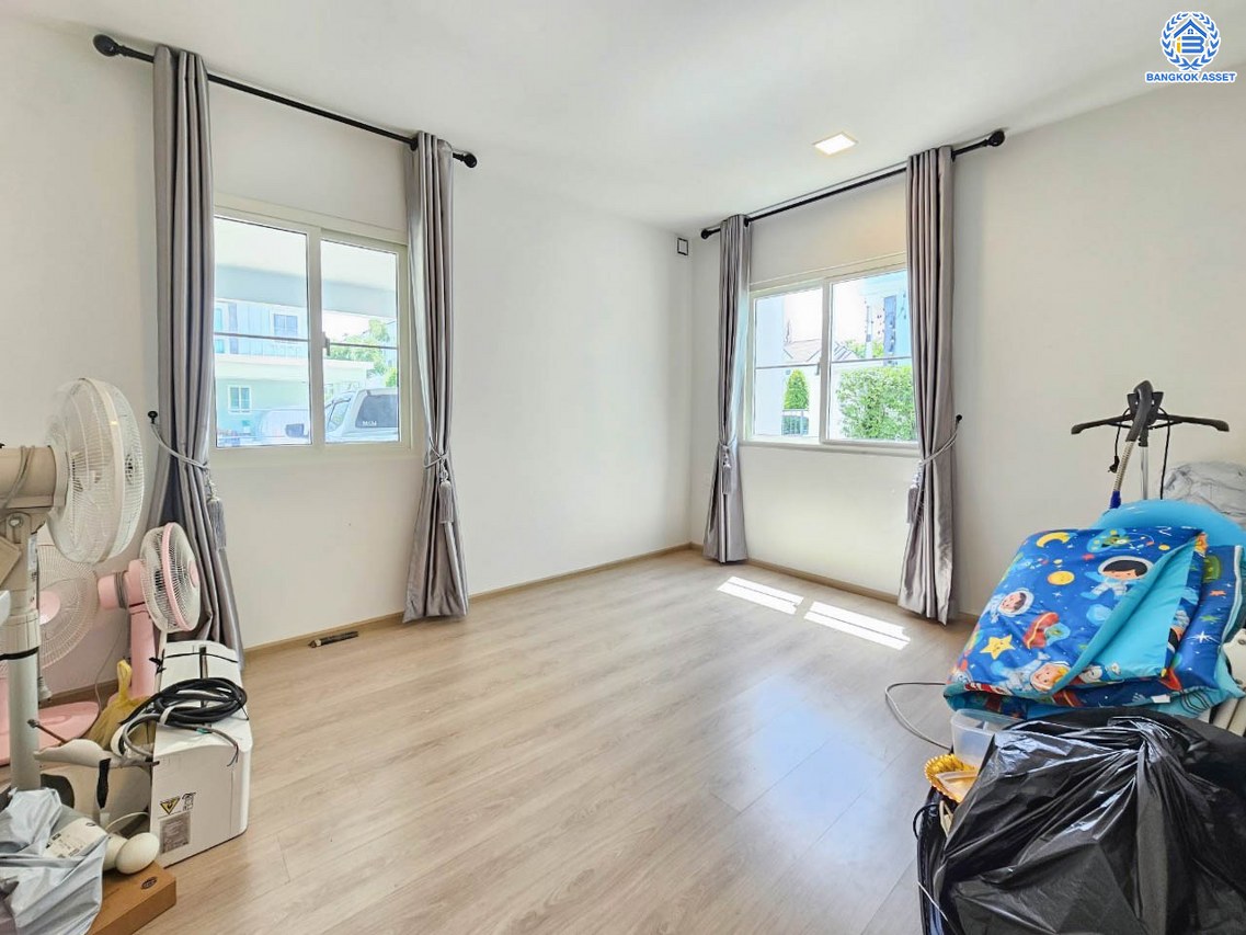 *****บ้านเดี่ยวมือสองนนทบุรี โครงการ วิลลาจจิโอ บางใหญ่ เนื้อที่กว้างถึง 53.30 ตร.ว. ฟังก์ชั่นเยอะ 3 ห้องนอน 3 ห้องน้ำ 1 ห้องนั่งเล่น 1 ห้องทานอาหาร 2 ที่จอดรถ ใกล้แหล่งอำนวยความสะดวก เชื่อมต่อ ถนนกาญจนาภิเษก, ถนนรัตนาธิเบศร์ ใกล้รถไฟฟ้าสายสีม่วง "สถานีคลองบางไผ่" และจุดขึ้นทางด่วน "ศรีรัช"