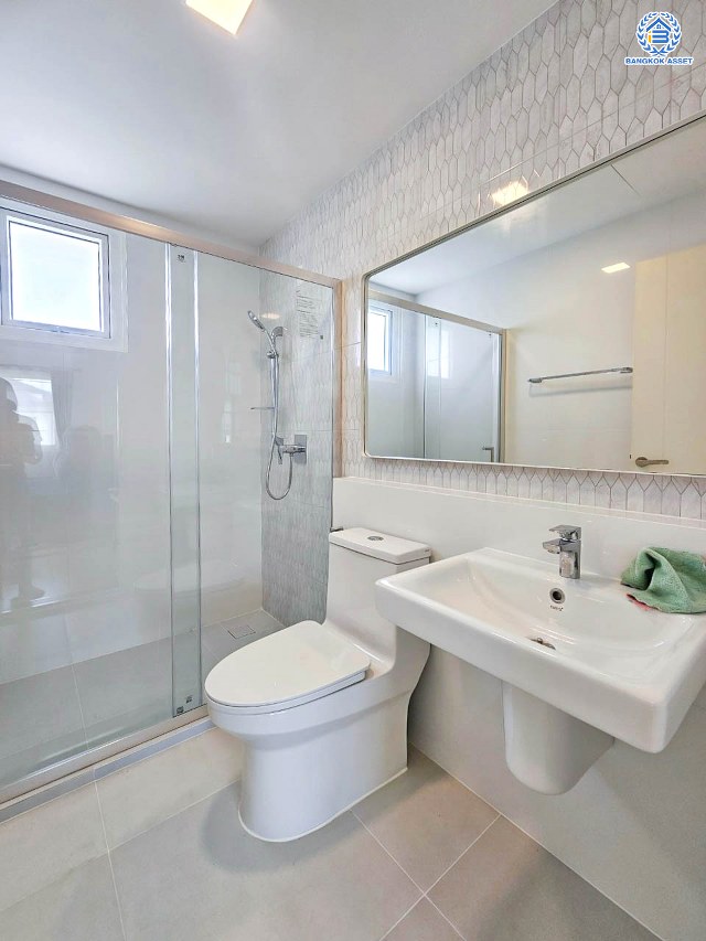 *****บ้านเดี่ยวมือสองนนทบุรี โครงการ วิลลาจจิโอ บางใหญ่ เนื้อที่กว้างถึง 53.30 ตร.ว. ฟังก์ชั่นเยอะ 3 ห้องนอน 3 ห้องน้ำ 1 ห้องนั่งเล่น 1 ห้องทานอาหาร 2 ที่จอดรถ ใกล้แหล่งอำนวยความสะดวก เชื่อมต่อ ถนนกาญจนาภิเษก, ถนนรัตนาธิเบศร์ ใกล้รถไฟฟ้าสายสีม่วง "สถานีคลองบางไผ่" และจุดขึ้นทางด่วน "ศรีรัช"