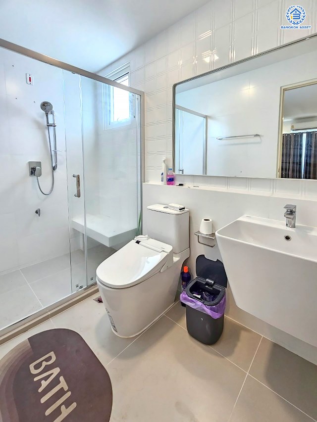 *****บ้านเดี่ยวมือสองนนทบุรี โครงการ วิลลาจจิโอ บางใหญ่ เนื้อที่กว้างถึง 53.30 ตร.ว. ฟังก์ชั่นเยอะ 3 ห้องนอน 3 ห้องน้ำ 1 ห้องนั่งเล่น 1 ห้องทานอาหาร 2 ที่จอดรถ ใกล้แหล่งอำนวยความสะดวก เชื่อมต่อ ถนนกาญจนาภิเษก, ถนนรัตนาธิเบศร์ ใกล้รถไฟฟ้าสายสีม่วง "สถานีคลองบางไผ่" และจุดขึ้นทางด่วน "ศรีรัช"