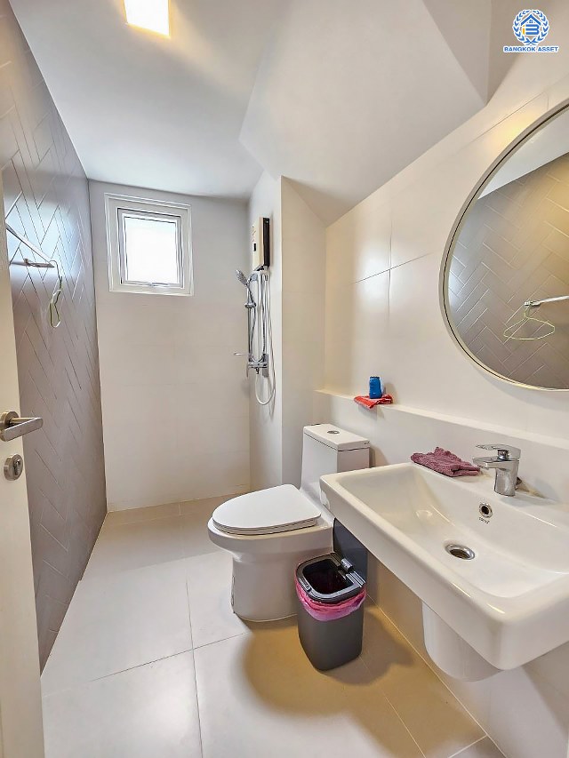 *****บ้านเดี่ยวมือสองนนทบุรี โครงการ วิลลาจจิโอ บางใหญ่ เนื้อที่กว้างถึง 53.30 ตร.ว. ฟังก์ชั่นเยอะ 3 ห้องนอน 3 ห้องน้ำ 1 ห้องนั่งเล่น 1 ห้องทานอาหาร 2 ที่จอดรถ ใกล้แหล่งอำนวยความสะดวก เชื่อมต่อ ถนนกาญจนาภิเษก, ถนนรัตนาธิเบศร์ ใกล้รถไฟฟ้าสายสีม่วง "สถานีคลองบางไผ่" และจุดขึ้นทางด่วน "ศรีรัช"