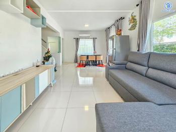 *****บ้านเดี่ยวมือสองนนทบุรี โครงการ วิลลาจจิโอ บางใหญ่ เนื้อที่กว้างถึง 53.30 ตร.ว. ฟังก์ชั่นเยอะ 3 ห้องนอน 3 ห้องน้ำ 1 ห้องนั่งเล่น 1 ห้องทานอาหาร 2 ที่จอดรถ ใกล้แหล่งอำนวยความสะดวก เชื่อมต่อ ถนนกาญจนาภิเษก, ถนนรัตนาธิเบศร์ ใกล้รถไฟฟ้าสายสีม่วง "สถานีคลองบางไผ่" และจุดขึ้นทางด่วน "ศรีรัช"