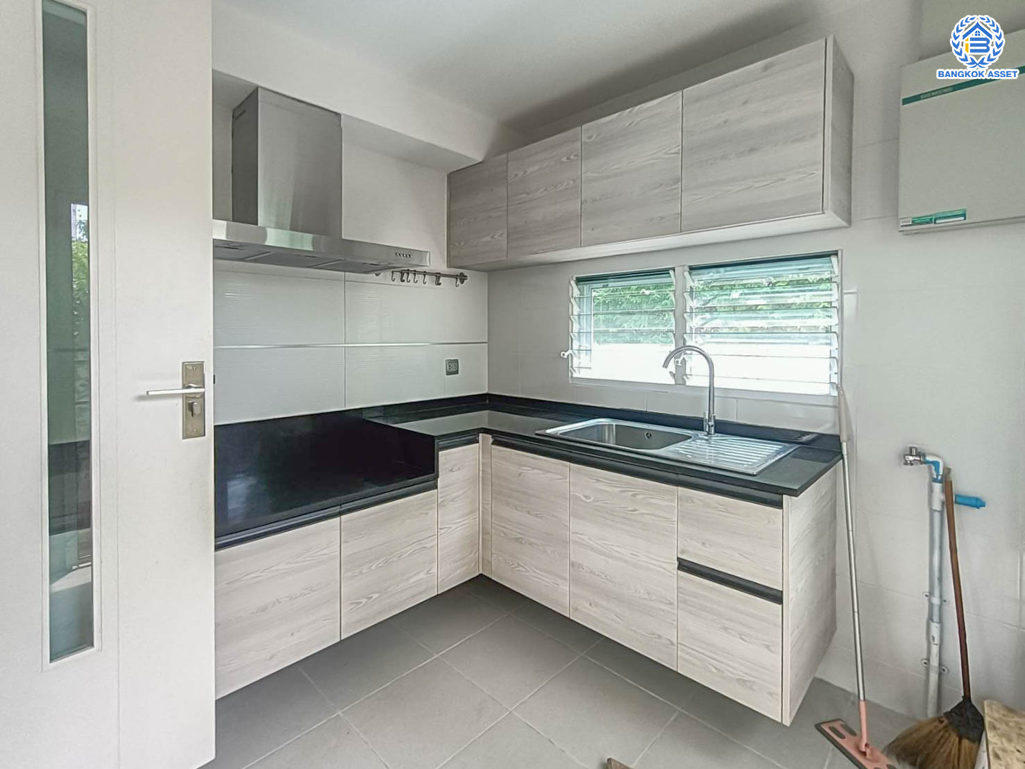 *****บ้านเดี่ยวมือสอง โครงการ สีวลี เพชรเกษม69 หลังริม บนเนื้อที่ 67.3 ตร.ว. พื้นที่ใช้สอย 158 ตร.ม. ฟังก์ชันจัดเต็ม 3 ห้องนอน 3 ห้องน้ำ จอดรถได้ 2 คัน แถมฟรี เครื่องปรับอากาศ, เครื่องทำน้ำอุ่น และเครื่องดูดควัน  บนทำเลศักยภาพ เชื่อมต่อหลายเส้นทาง ใกล้เดอะมอลล์บางแค