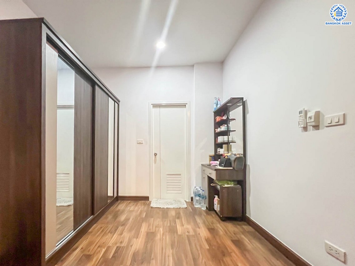 *****บ้านแฝดมือสอง โครงการ คุณาลัย จอย กาญจนาภิเษก หลังใหญ่เนื้อที่ 43.7 ตร.ว. ฟังก์ชัน 3 ห้องนอน 3 ห้องน้ำ จอดรถได้ 2 คัน แถมฟรีเครื่องปรับอากาศ 2 เครื่อง เครื่องทำน้ำอุ่น 1 เครื่อง สะดวกสบายทุกการเดินทาง เชื่อมต่อหลายเส้นทาง ใกล้รถไฟฟ้าสายสีม่วง "สถานีคลองบางไผ่" และห้างสรรพสินค้าเซ็นทรัล เวสต์เกต