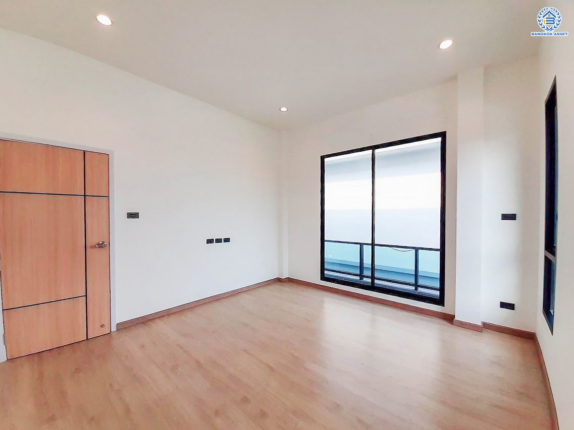 *****บ้านเดี่ยวมือสอง โครงการ จตุรโชคชัย3/6 หลังริม เนื้อที่ 47 ตร.ว. ฟังก์ชัน 3 ห้องนอน 3 ห้องน้ำ 2 ที่จอดรถ เชื่อมต่อถนนบางนา-ตราด  ใกล้แหล่งอำนวยความสะดวก ห้างสรรพสินค้าโฮมโปร สุุวรรณภูมิ และ โลตัส บางนา