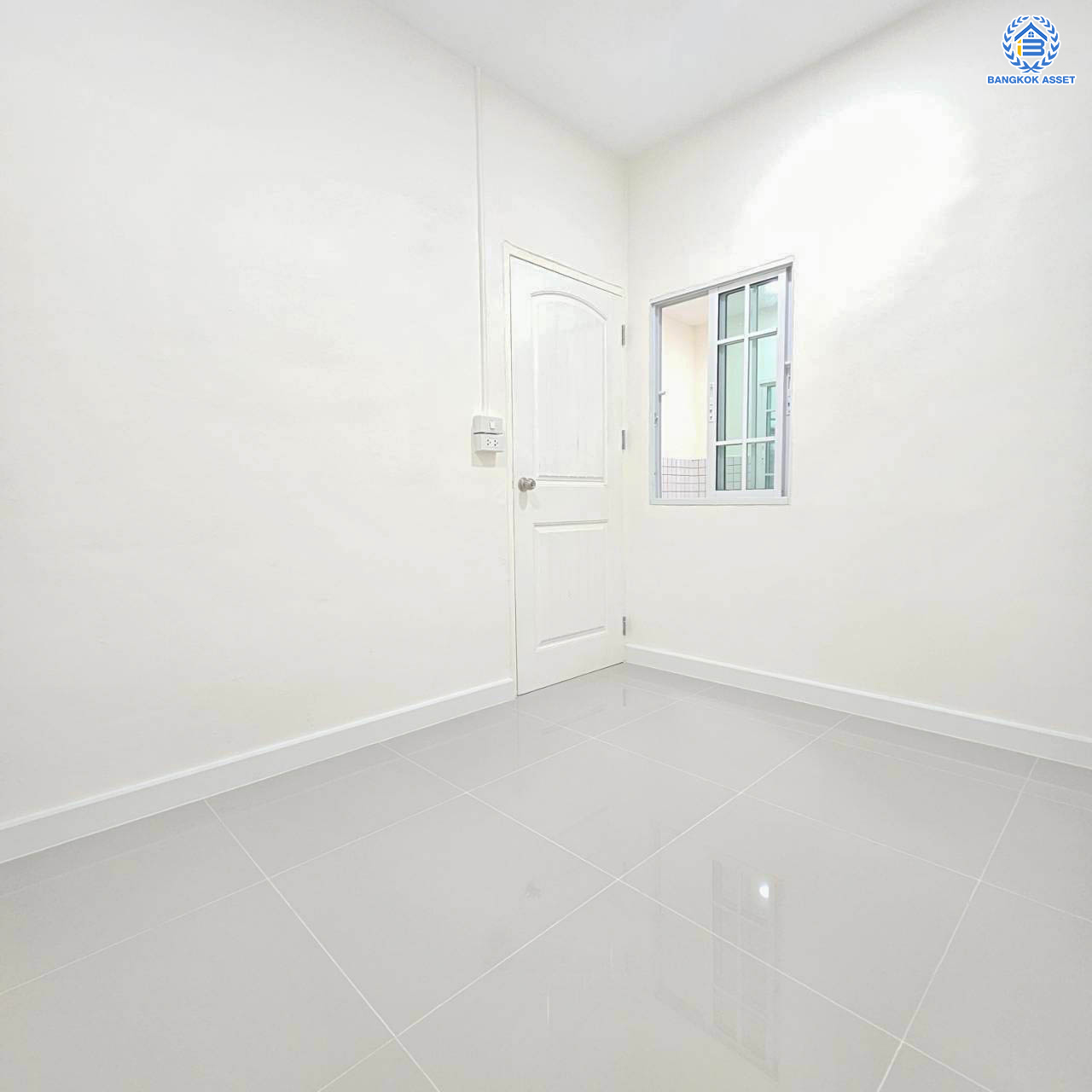 *****ทาวน์เฮ้าส์มือสองนนทบุรี โครงการ นนท์ทิวา การ์เด้น ติวานนท์ - ปากเกร็ด เนื้อที่ 18 ตร.ว. ฟังก์ชัน 2 ห้องนอน 2 ห้องน้ำ 1 ที่จอดรถ บ้านสภาพภายในดี บนทำเลเดินทางสะดวก เชื่อมต่อถนนติวานนท์ - แจ้งวัฒนะ, ถนนศรีสมาน, ถนนติวานนท์ ใกล้รถไฟฟ้าสายสีชมพู "สถานีเมืองทองธานี" และทางด่วน "ศรีสมาน"