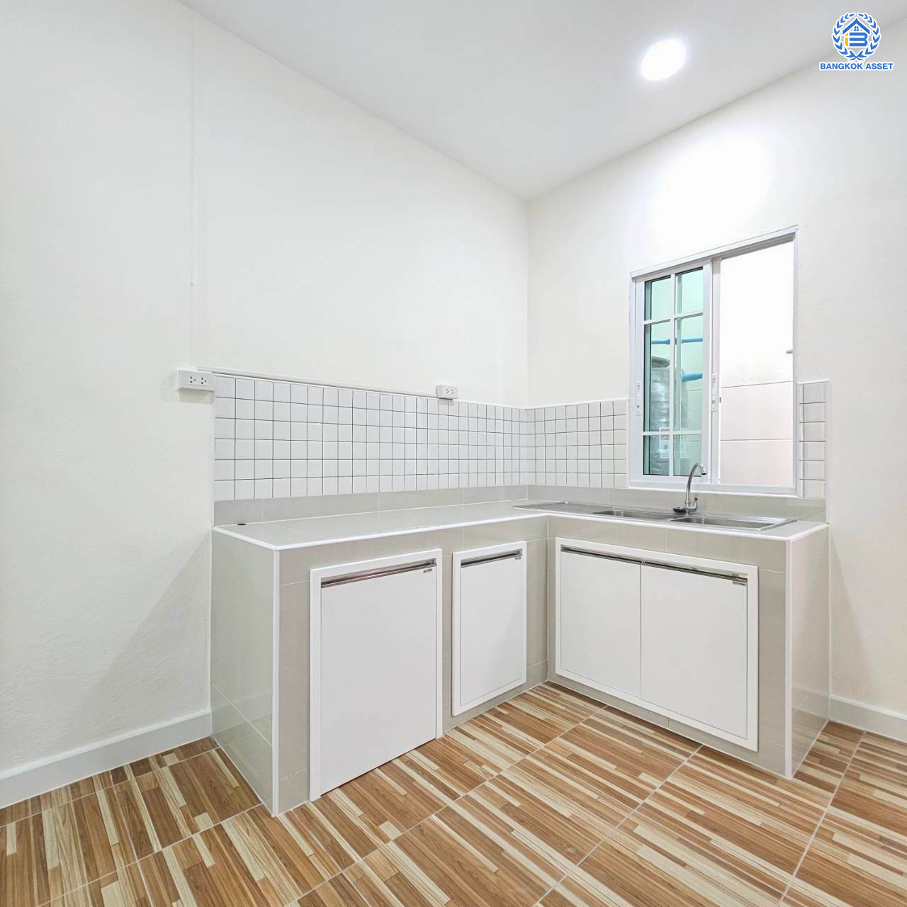 *****ทาวน์เฮ้าส์มือสองนนทบุรี โครงการ นนท์ทิวา การ์เด้น ติวานนท์ - ปากเกร็ด เนื้อที่ 18 ตร.ว. ฟังก์ชัน 2 ห้องนอน 2 ห้องน้ำ 1 ที่จอดรถ บ้านสภาพภายในดี บนทำเลเดินทางสะดวก เชื่อมต่อถนนติวานนท์ - แจ้งวัฒนะ, ถนนศรีสมาน, ถนนติวานนท์ ใกล้รถไฟฟ้าสายสีชมพู "สถานีเมืองทองธานี" และทางด่วน "ศรีสมาน"