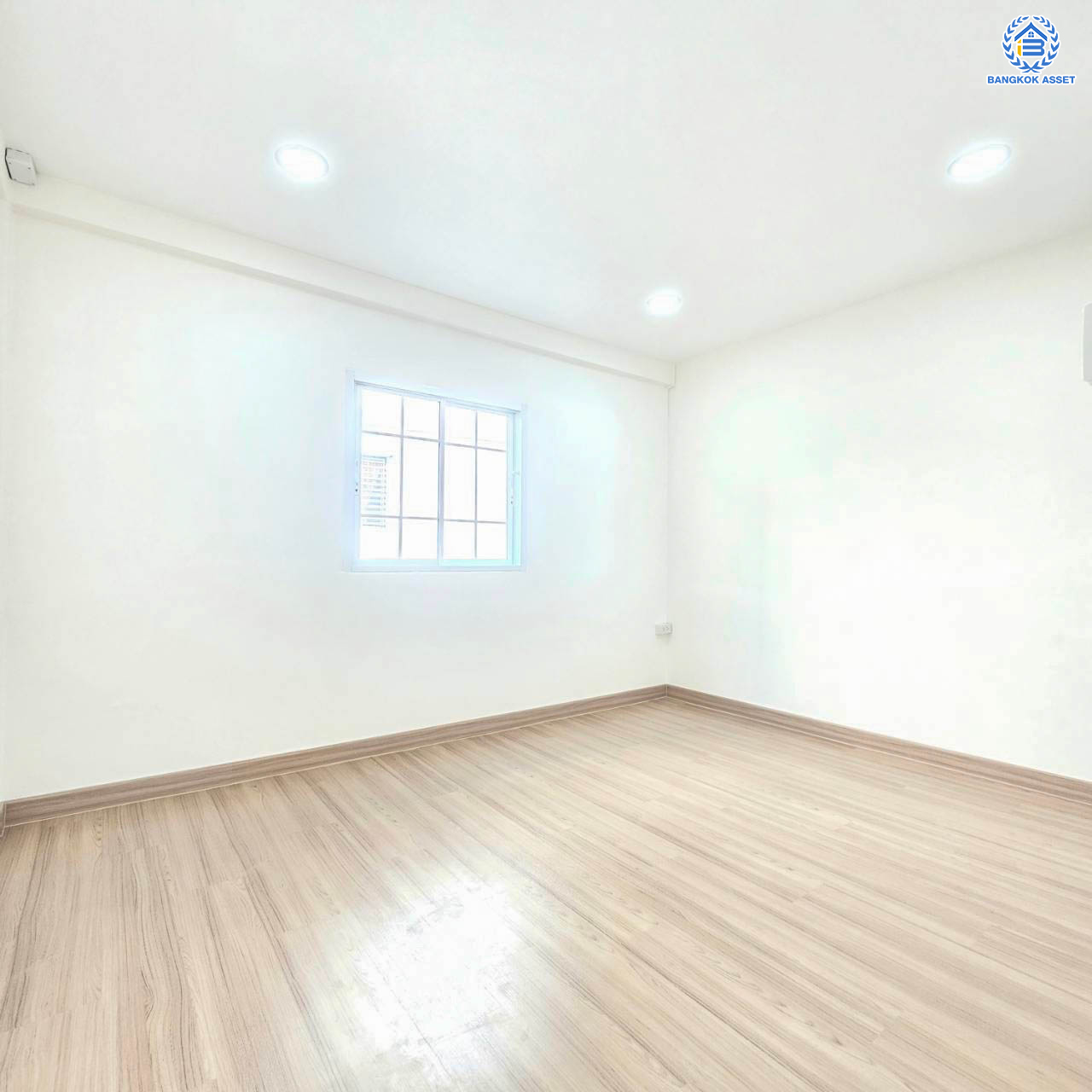 *****ทาวน์เฮ้าส์มือสองนนทบุรี โครงการ นนท์ทิวา การ์เด้น ติวานนท์ - ปากเกร็ด เนื้อที่ 18 ตร.ว. ฟังก์ชัน 2 ห้องนอน 2 ห้องน้ำ 1 ที่จอดรถ บ้านสภาพภายในดี บนทำเลเดินทางสะดวก เชื่อมต่อถนนติวานนท์ - แจ้งวัฒนะ, ถนนศรีสมาน, ถนนติวานนท์ ใกล้รถไฟฟ้าสายสีชมพู "สถานีเมืองทองธานี" และทางด่วน "ศรีสมาน"