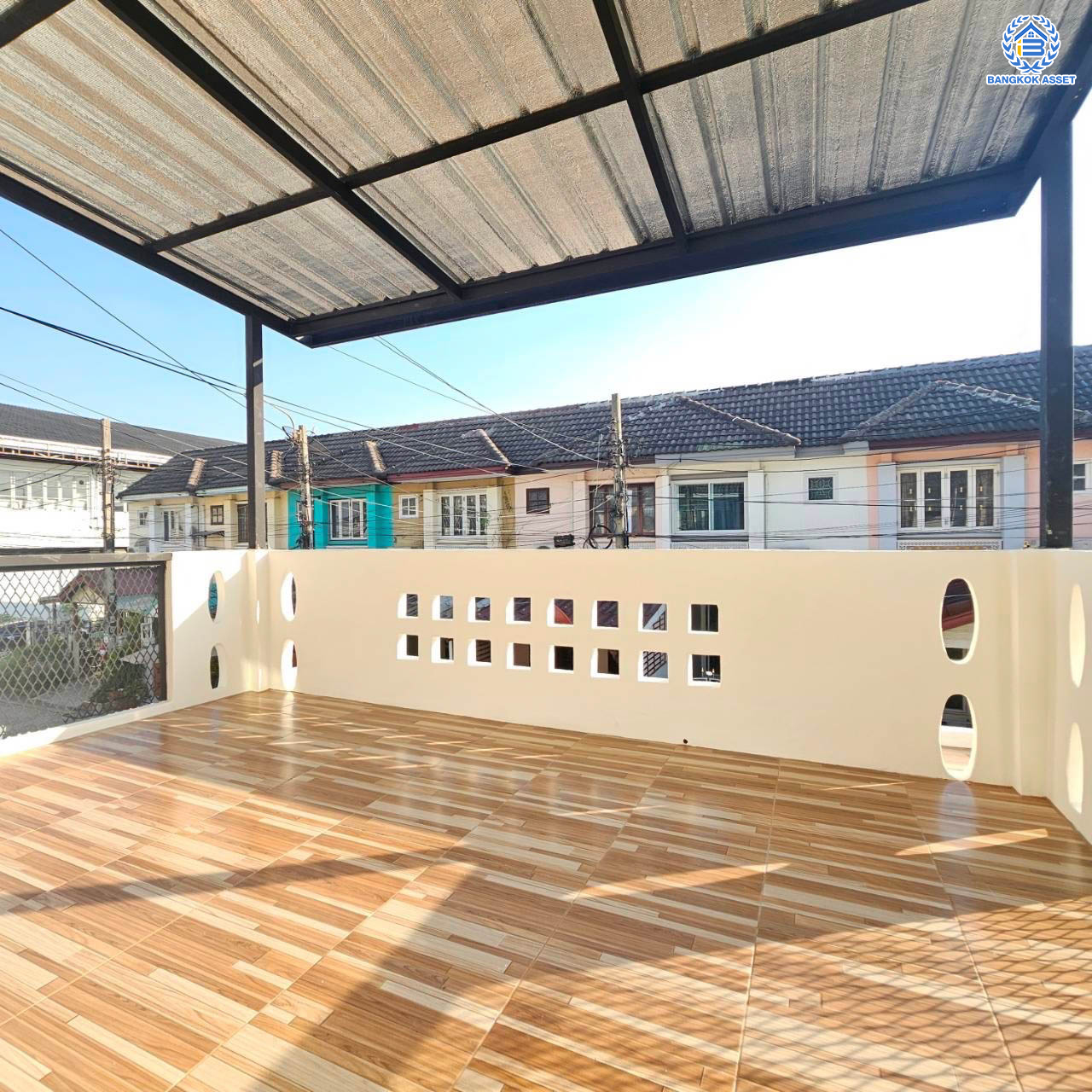 *****ทาวน์เฮ้าส์มือสองนนทบุรี โครงการ นนท์ทิวา การ์เด้น ติวานนท์ - ปากเกร็ด เนื้อที่ 18 ตร.ว. ฟังก์ชัน 2 ห้องนอน 2 ห้องน้ำ 1 ที่จอดรถ บ้านสภาพภายในดี บนทำเลเดินทางสะดวก เชื่อมต่อถนนติวานนท์ - แจ้งวัฒนะ, ถนนศรีสมาน, ถนนติวานนท์ ใกล้รถไฟฟ้าสายสีชมพู "สถานีเมืองทองธานี" และทางด่วน "ศรีสมาน"