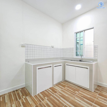 *****ทาวน์เฮ้าส์มือสองนนทบุรี โครงการ นนท์ทิวา การ์เด้น ติวานนท์ - ปากเกร็ด เนื้อที่ 18 ตร.ว. ฟังก์ชัน 2 ห้องนอน 2 ห้องน้ำ 1 ที่จอดรถ บ้านสภาพภายในดี บนทำเลเดินทางสะดวก เชื่อมต่อถนนติวานนท์ - แจ้งวัฒนะ, ถนนศรีสมาน, ถนนติวานนท์ ใกล้รถไฟฟ้าสายสีชมพู "สถานีเมืองทองธานี" และทางด่วน "ศรีสมาน"