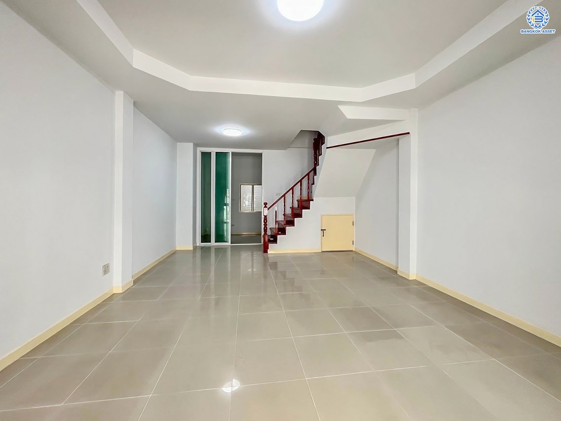 *****ทาวน์โฮม 3 ชั้นมือสอง โครงการ พร้อมสุข รัตนาธิเบศร์17 เนื้อที่ 19.9 ตร.ว. ฟังก์ชัน 3 ห้องนอน 2 ห้องน้ำ จอดรถได้ 2 คัน บ้านสภาพดี พร้อมเข้าอยู่ บนทำเลเดินทางสะดวก เชื่อมต่อถนนรัตนาธิเบศร์ ถนนงามวงศ์วาน ใกล้รถไฟฟ้าสายสีม่วง "สถานีบางกระสอ" และทางด่วน "งามวงศ์วาน"