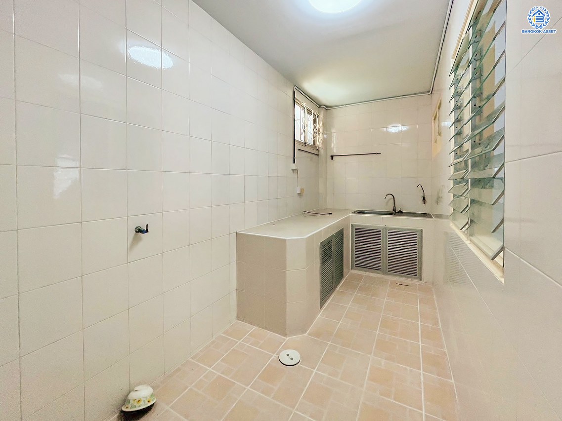 *****ทาวน์โฮม 3 ชั้นมือสอง โครงการ พร้อมสุข รัตนาธิเบศร์17 เนื้อที่ 19.9 ตร.ว. ฟังก์ชัน 3 ห้องนอน 2 ห้องน้ำ จอดรถได้ 2 คัน บ้านสภาพดี พร้อมเข้าอยู่ บนทำเลเดินทางสะดวก เชื่อมต่อถนนรัตนาธิเบศร์ ถนนงามวงศ์วาน ใกล้รถไฟฟ้าสายสีม่วง "สถานีบางกระสอ" และทางด่วน "งามวงศ์วาน"