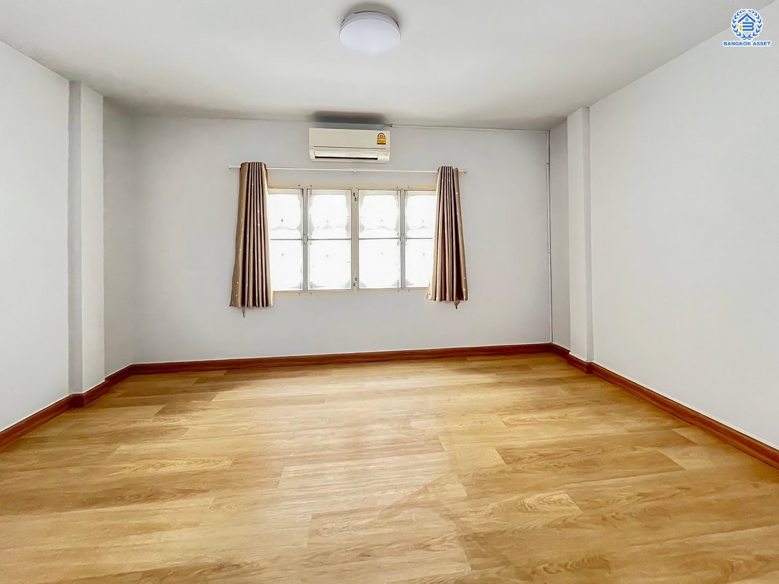 *****ทาวน์โฮม 3 ชั้นมือสอง โครงการ พร้อมสุข รัตนาธิเบศร์17 เนื้อที่ 19.9 ตร.ว. ฟังก์ชัน 3 ห้องนอน 2 ห้องน้ำ จอดรถได้ 2 คัน บ้านสภาพดี พร้อมเข้าอยู่ บนทำเลเดินทางสะดวก เชื่อมต่อถนนรัตนาธิเบศร์ ถนนงามวงศ์วาน ใกล้รถไฟฟ้าสายสีม่วง "สถานีบางกระสอ" และทางด่วน "งามวงศ์วาน"