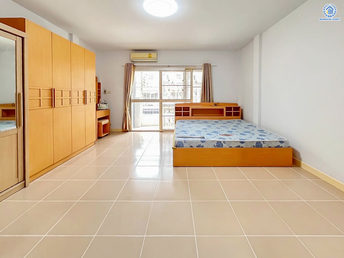 *****ทาวน์โฮม 3 ชั้นมือสอง โครงการ พร้อมสุข รัตนาธิเบศร์17 เนื้อที่ 19.9 ตร.ว. ฟังก์ชัน 3 ห้องนอน 2 ห้องน้ำ จอดรถได้ 2 คัน บ้านสภาพดี พร้อมเข้าอยู่ บนทำเลเดินทางสะดวก เชื่อมต่อถนนรัตนาธิเบศร์ ถนนงามวงศ์วาน ใกล้รถไฟฟ้าสายสีม่วง "สถานีบางกระสอ" และทางด่วน "งามวงศ์วาน"