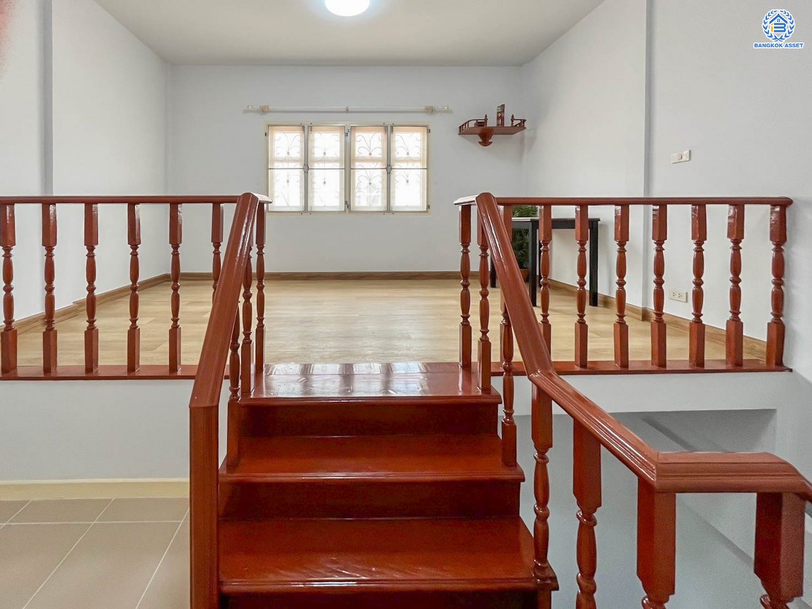 *****ทาวน์โฮม 3 ชั้นมือสอง โครงการ พร้อมสุข รัตนาธิเบศร์17 เนื้อที่ 19.9 ตร.ว. ฟังก์ชัน 3 ห้องนอน 2 ห้องน้ำ จอดรถได้ 2 คัน บ้านสภาพดี พร้อมเข้าอยู่ บนทำเลเดินทางสะดวก เชื่อมต่อถนนรัตนาธิเบศร์ ถนนงามวงศ์วาน ใกล้รถไฟฟ้าสายสีม่วง "สถานีบางกระสอ" และทางด่วน "งามวงศ์วาน"