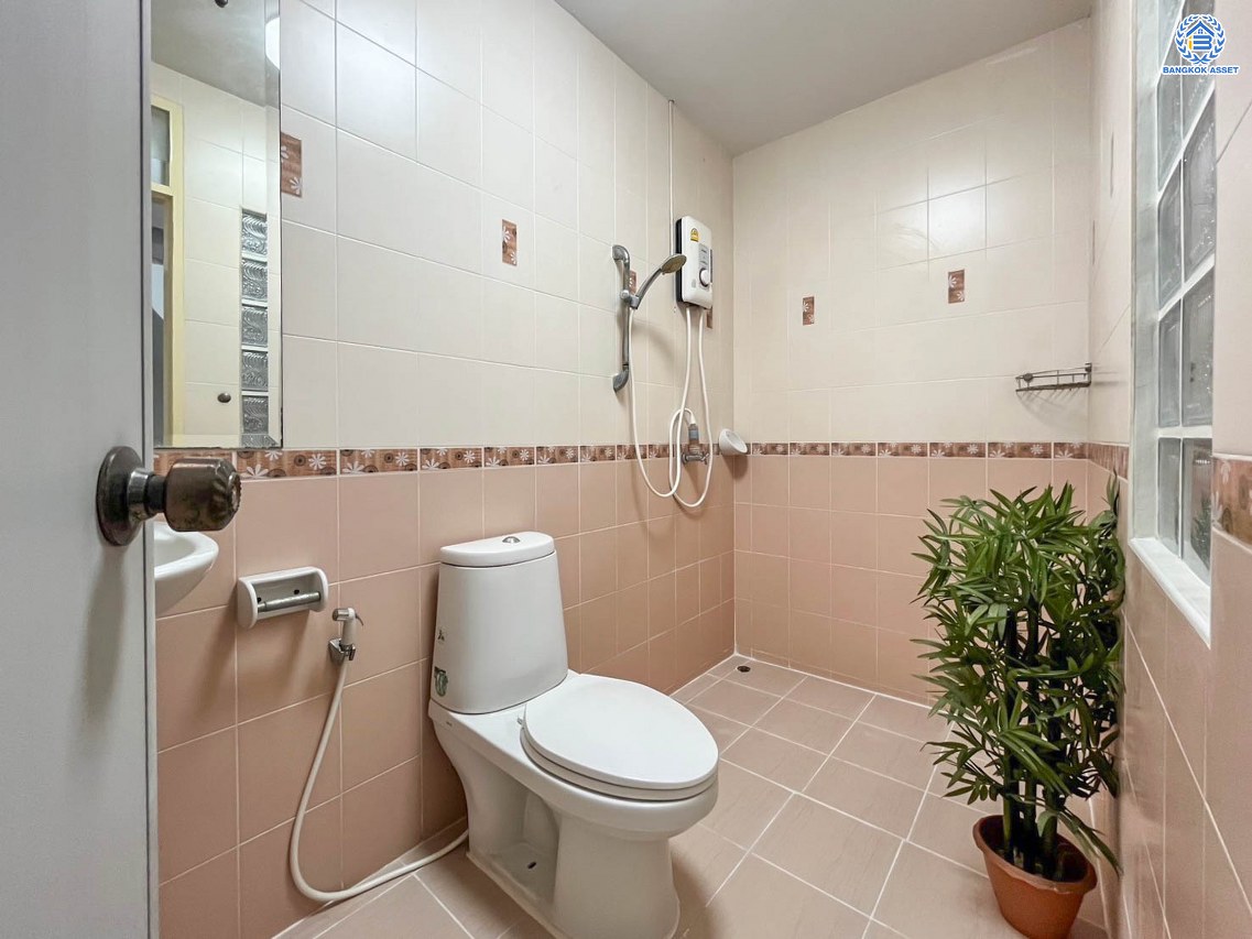 *****ทาวน์โฮม 3 ชั้นมือสอง โครงการ พร้อมสุข รัตนาธิเบศร์17 เนื้อที่ 19.9 ตร.ว. ฟังก์ชัน 3 ห้องนอน 2 ห้องน้ำ จอดรถได้ 2 คัน บ้านสภาพดี พร้อมเข้าอยู่ บนทำเลเดินทางสะดวก เชื่อมต่อถนนรัตนาธิเบศร์ ถนนงามวงศ์วาน ใกล้รถไฟฟ้าสายสีม่วง "สถานีบางกระสอ" และทางด่วน "งามวงศ์วาน"