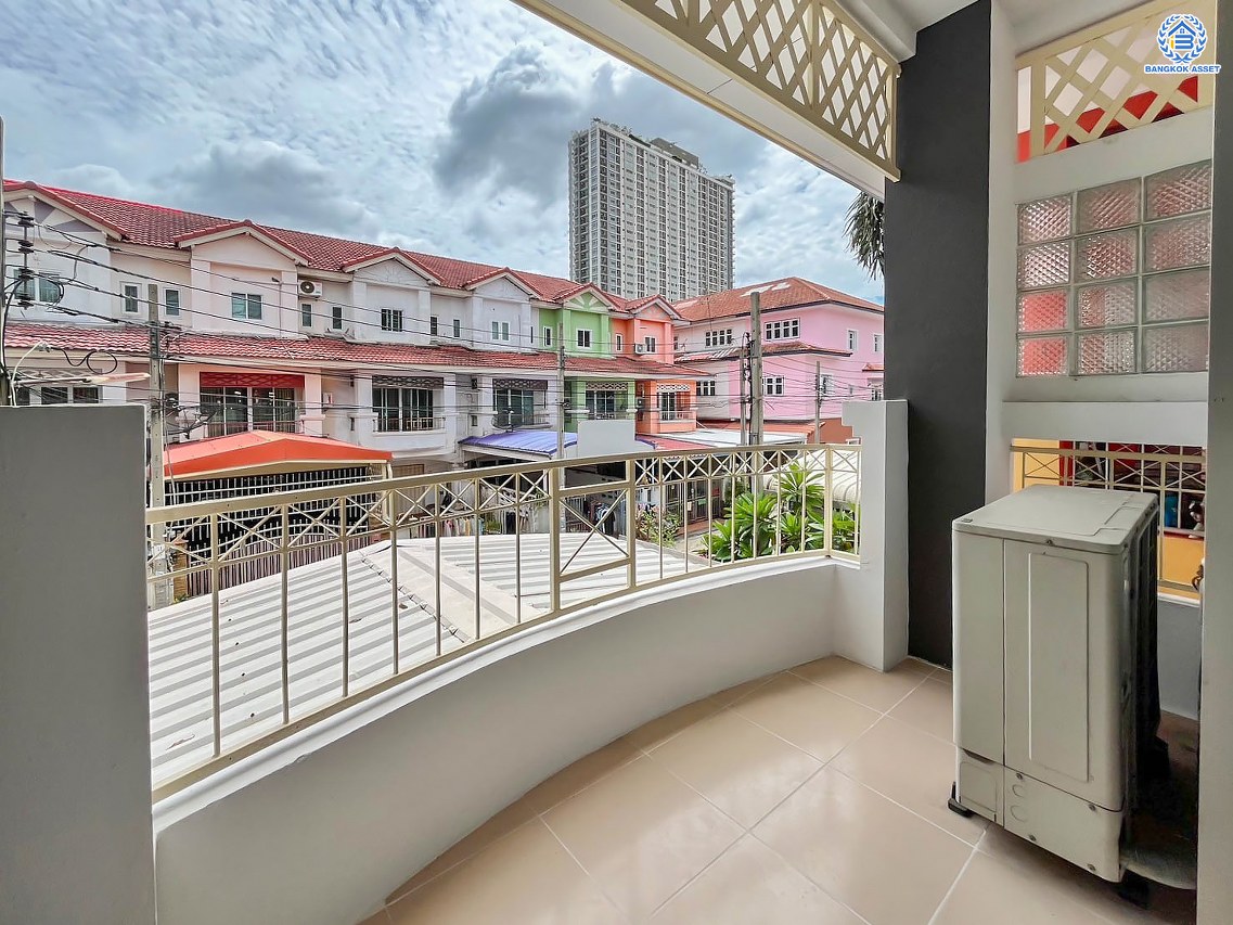 *****ทาวน์โฮม 3 ชั้นมือสอง โครงการ พร้อมสุข รัตนาธิเบศร์17 เนื้อที่ 19.9 ตร.ว. ฟังก์ชัน 3 ห้องนอน 2 ห้องน้ำ จอดรถได้ 2 คัน บ้านสภาพดี พร้อมเข้าอยู่ บนทำเลเดินทางสะดวก เชื่อมต่อถนนรัตนาธิเบศร์ ถนนงามวงศ์วาน ใกล้รถไฟฟ้าสายสีม่วง "สถานีบางกระสอ" และทางด่วน "งามวงศ์วาน"