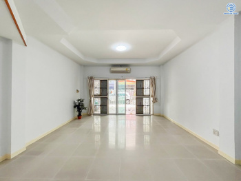 *****ทาวน์โฮม 3 ชั้นมือสอง โครงการ พร้อมสุข รัตนาธิเบศร์17 เนื้อที่ 19.9 ตร.ว. ฟังก์ชัน 3 ห้องนอน 2 ห้องน้ำ จอดรถได้ 2 คัน บ้านสภาพดี พร้อมเข้าอยู่ บนทำเลเดินทางสะดวก เชื่อมต่อถนนรัตนาธิเบศร์ ถนนงามวงศ์วาน ใกล้รถไฟฟ้าสายสีม่วง "สถานีบางกระสอ" และทางด่วน "งามวงศ์วาน"