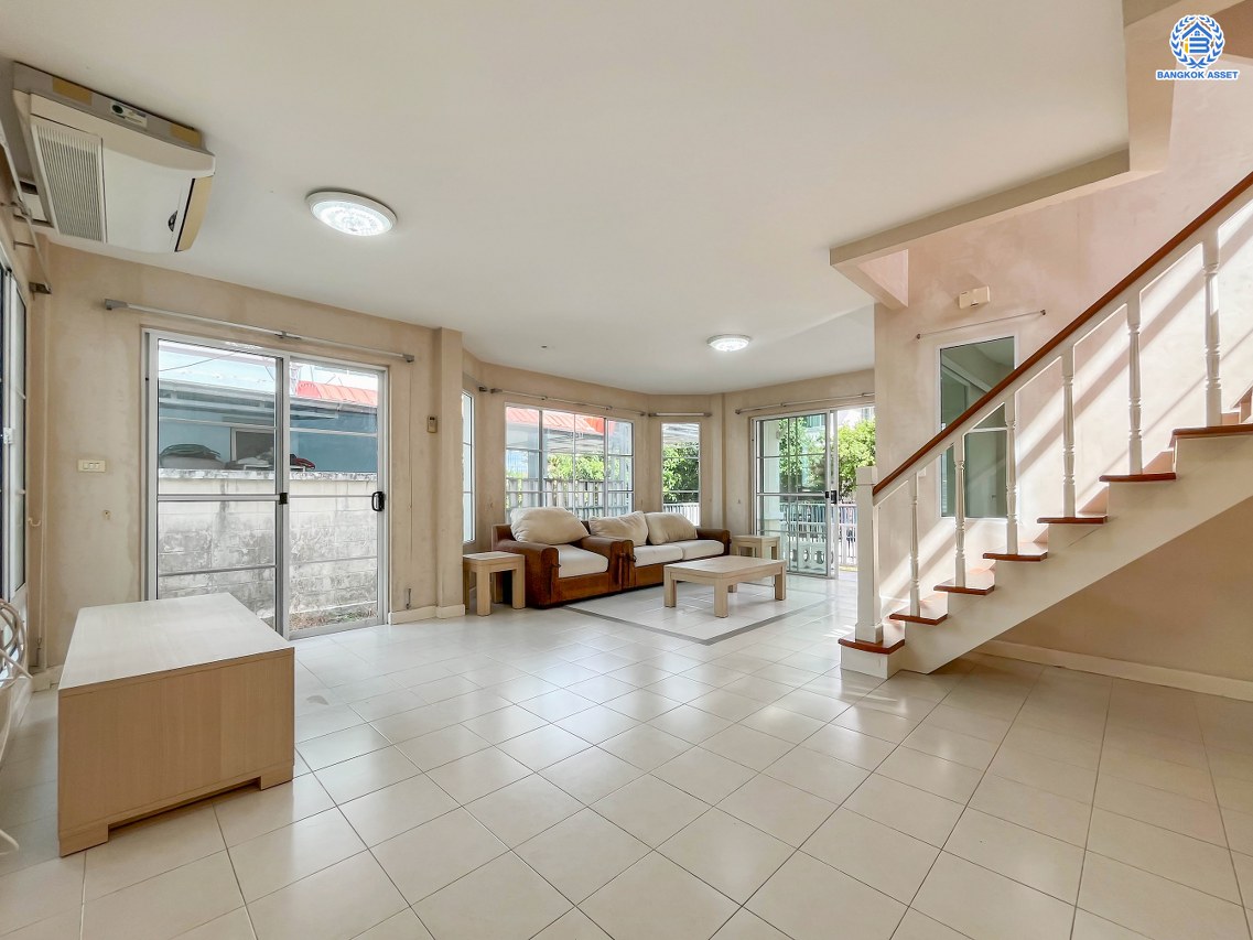 บ้านเดี่ยวมือสอง โครงการ ชลลดา วัดลาดปลาดุก คุณภาพระดับ L&H บนเนื้อที่ 50 ตร.ว. พื้นที่ใช้สอย 140 ตร.ม. ฟังก์ชัน 3 ห้องนอน 2 ห้องน้ำ บนทำเลศักยภาพ เชื่อมต่อหลายเส้นทาง ทั้งถนนกาญจนาภิเษก, ถนนรัตนาธิเบศร์ ใกล้รถไฟฟ้าสายสีม่วง "สถานีคลองบางไผ่" และเซ็นทรัล เวสต์เกต...