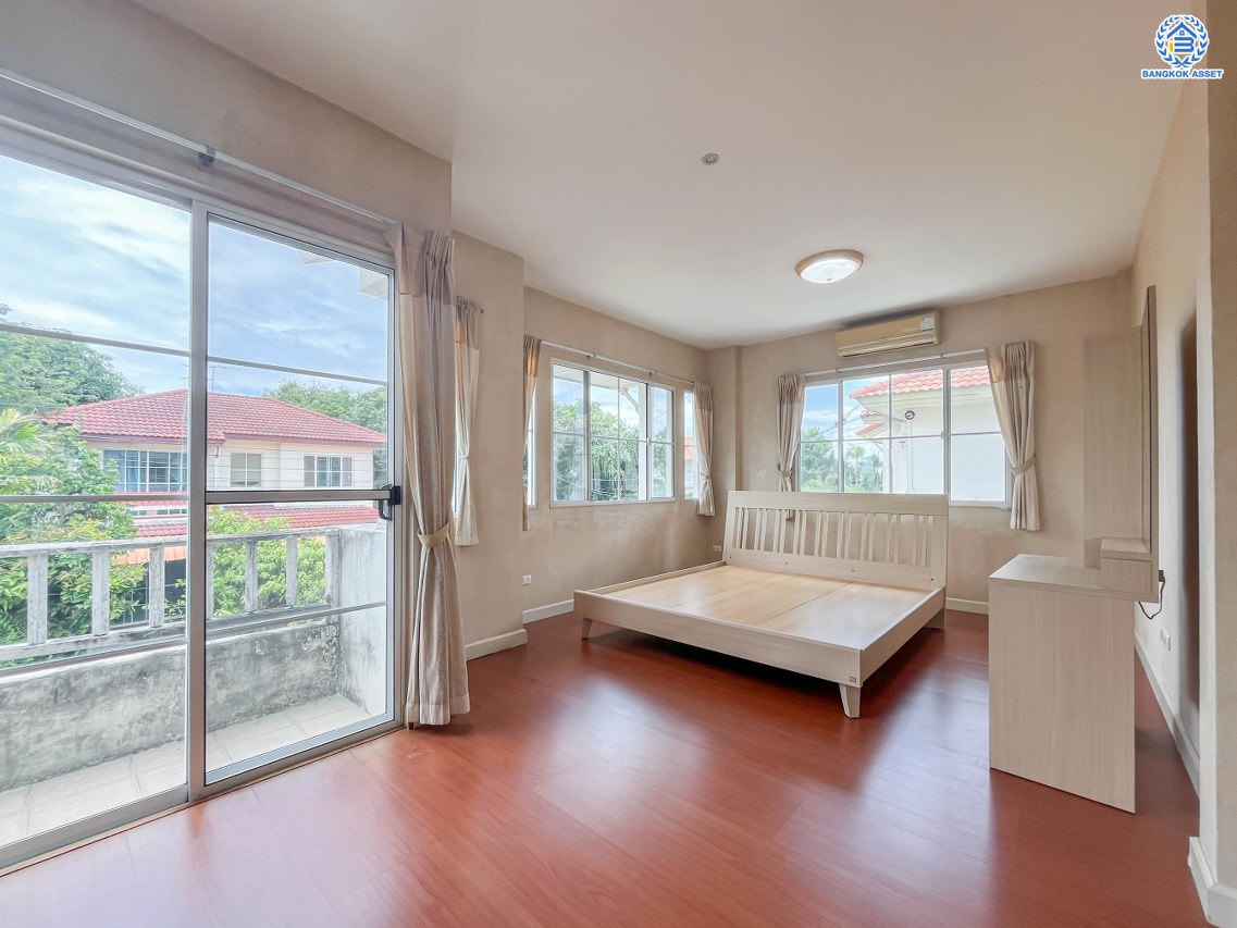 บ้านเดี่ยวมือสอง โครงการ ชลลดา วัดลาดปลาดุก คุณภาพระดับ L&H บนเนื้อที่ 50 ตร.ว. พื้นที่ใช้สอย 140 ตร.ม. ฟังก์ชัน 3 ห้องนอน 2 ห้องน้ำ บนทำเลศักยภาพ เชื่อมต่อหลายเส้นทาง ทั้งถนนกาญจนาภิเษก, ถนนรัตนาธิเบศร์ ใกล้รถไฟฟ้าสายสีม่วง "สถานีคลองบางไผ่" และเซ็นทรัล เวสต์เกต...