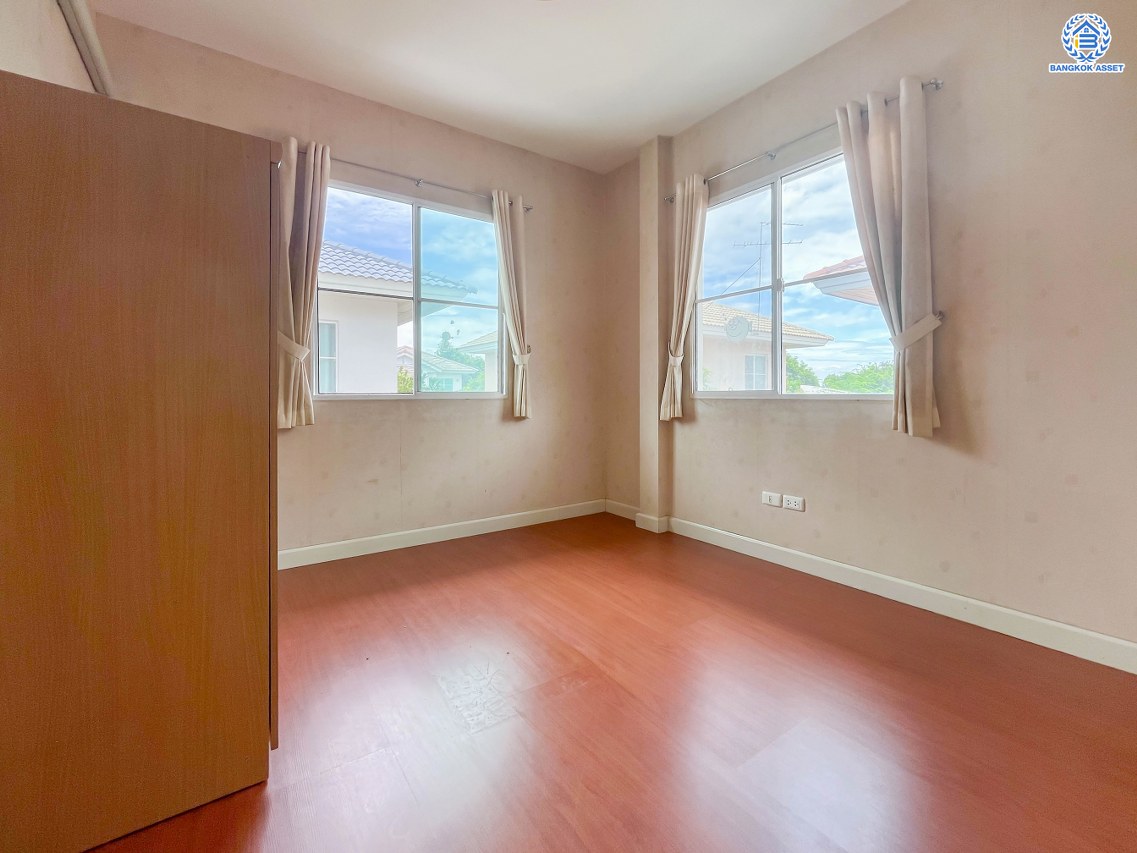 บ้านเดี่ยวมือสอง โครงการ ชลลดา วัดลาดปลาดุก คุณภาพระดับ L&H บนเนื้อที่ 50 ตร.ว. พื้นที่ใช้สอย 140 ตร.ม. ฟังก์ชัน 3 ห้องนอน 2 ห้องน้ำ บนทำเลศักยภาพ เชื่อมต่อหลายเส้นทาง ทั้งถนนกาญจนาภิเษก, ถนนรัตนาธิเบศร์ ใกล้รถไฟฟ้าสายสีม่วง "สถานีคลองบางไผ่" และเซ็นทรัล เวสต์เกต...