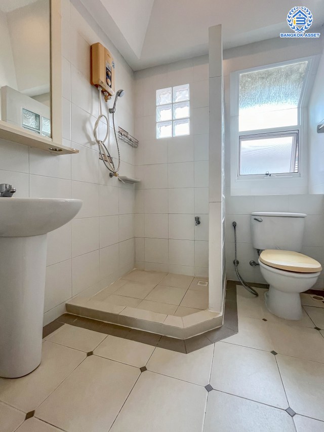 บ้านเดี่ยวมือสอง โครงการ ชลลดา วัดลาดปลาดุก คุณภาพระดับ L&H บนเนื้อที่ 50 ตร.ว. พื้นที่ใช้สอย 140 ตร.ม. ฟังก์ชัน 3 ห้องนอน 2 ห้องน้ำ บนทำเลศักยภาพ เชื่อมต่อหลายเส้นทาง ทั้งถนนกาญจนาภิเษก, ถนนรัตนาธิเบศร์ ใกล้รถไฟฟ้าสายสีม่วง "สถานีคลองบางไผ่" และเซ็นทรัล เวสต์เกต...