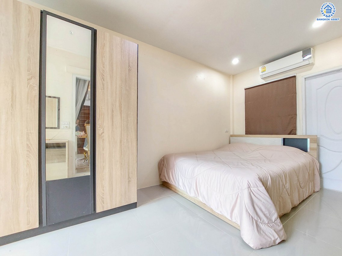 *****บ้านแฝดมือสองนนทบุรี โครงการ ศุภาลัยวิลล์ ราชพฤกษ์-บางบัวทอง เนื้อที่ 38.10 ตร.ว. ฟังก์ชัน 4 ห้องนอน 2 ห้องน้ำ ที่จอดรถ 2 คัน บ้านสภาพสวย พร้อมของแถมแบบจัดเต็ม พร้อมเข้าอยู่ได้เลย! โครงการตั้งบนทำเลเดินทางสะดวก ใกล้รถไฟฟ้าสายสีม่วง "สถานีบางพลู" และจุดขึ้นทางด่วน "กาญจนาภิเษก"