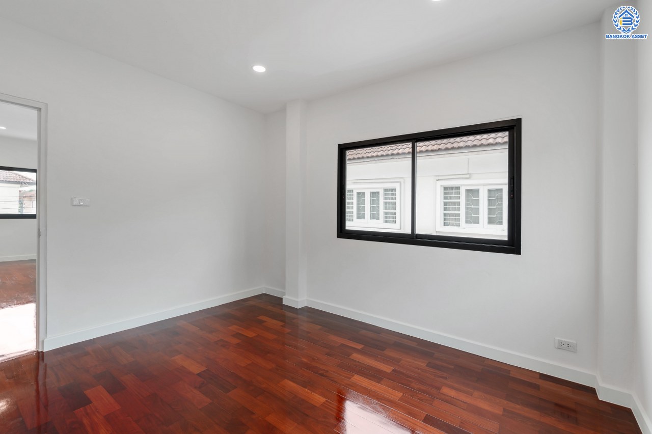 บ้านเดี่ยวมือสอง ตกแต่งใหม่ โครงการ ศศิธร บางบอน3 เนื้อที่ดิน 56.00 ตร.ว. พื้นที่ใช้สอยกว้างถึง 249.47 ตร.ม. ฟังก์ชัน 3 ห้องนอน 3 ห้องน้ำ จอดรถได้ 2 คัน บนทำเลเดินทางสะดวก ใกล้ The Mall บางแค และ จุดขึ้นทางด่วน "พระราม2"