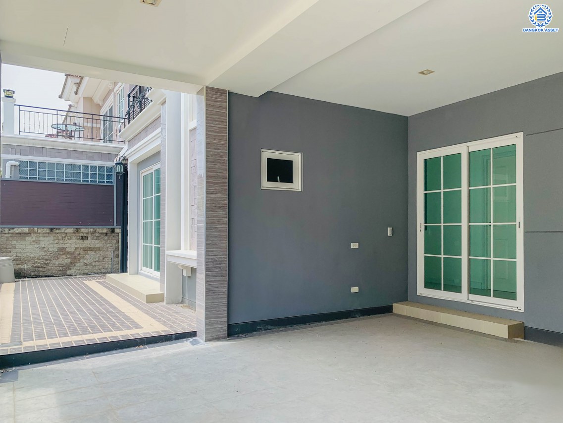 บ้านแฝดมือสอง โครงการ โกลเด้น นีโอ สาทร เนื้อที่ 40.60 ตร.ว. ฟังก์ชัน 4 ห้องนอน 4 ห้องน้ำ 2 ที่จอดรถ บ้านสวยพร้อมอยู่ ต่อเติมหลังคาหลังบ้าน บนทำเลเดินทางสะดวก เชื่อมต่อถนนกัลปพฤกษ์ ถนนกาญจนาภิเษก ถนนเอกชัย ใกล้รถไฟฟ้าสายสีเขียว "สถานีวุฒกาศ" และจุดขึ้นทางด่วน "ศรีรัช"...