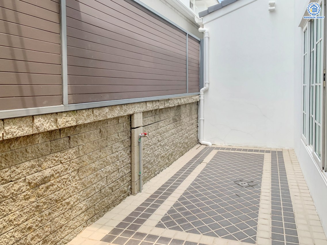 บ้านแฝดมือสอง โครงการ โกลเด้น นีโอ สาทร เนื้อที่ 40.60 ตร.ว. ฟังก์ชัน 4 ห้องนอน 4 ห้องน้ำ 2 ที่จอดรถ บ้านสวยพร้อมอยู่ ต่อเติมหลังคาหลังบ้าน บนทำเลเดินทางสะดวก เชื่อมต่อถนนกัลปพฤกษ์ ถนนกาญจนาภิเษก ถนนเอกชัย ใกล้รถไฟฟ้าสายสีเขียว "สถานีวุฒกาศ" และจุดขึ้นทางด่วน "ศรีรัช"...