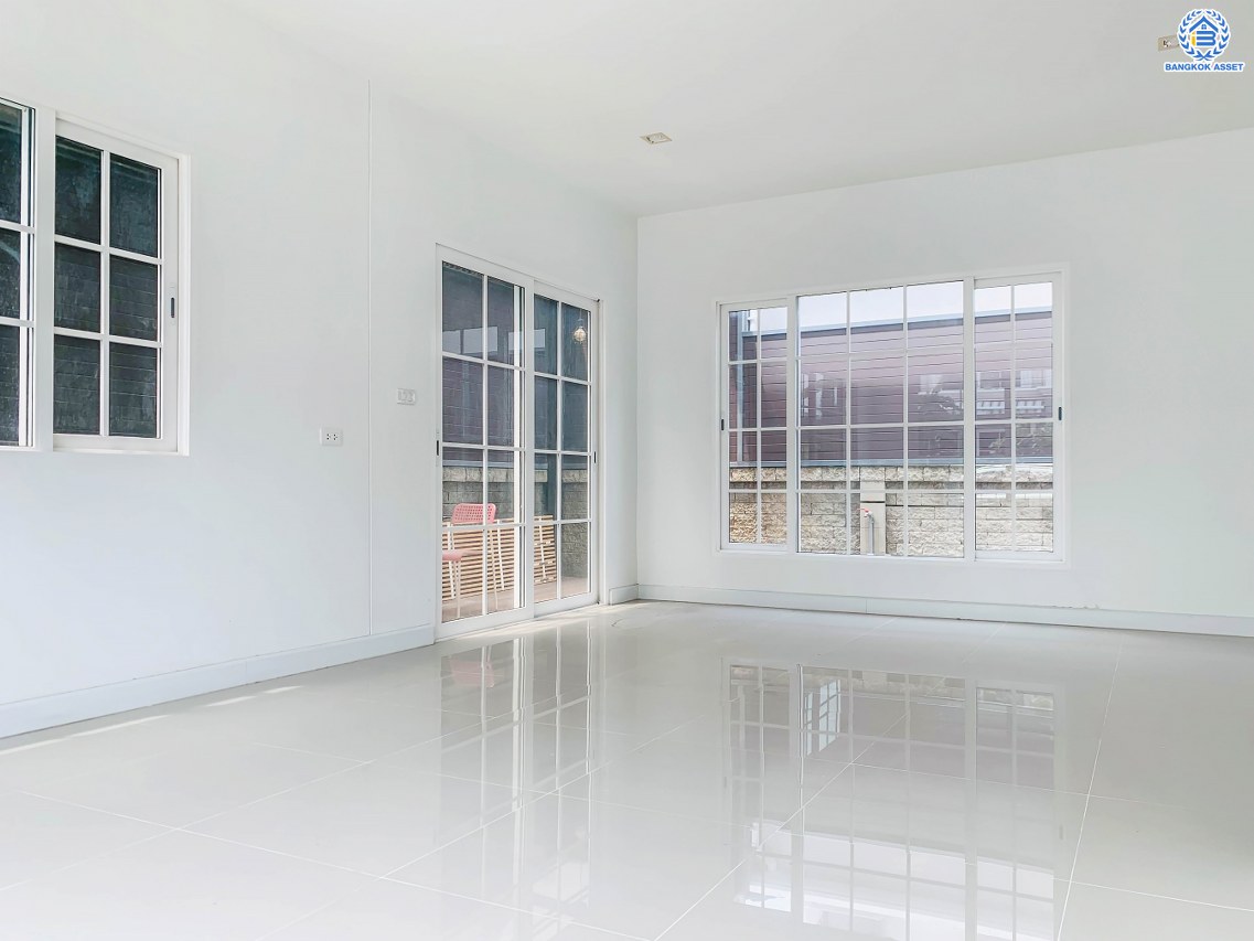 บ้านแฝดมือสอง โครงการ โกลเด้น นีโอ สาทร เนื้อที่ 40.60 ตร.ว. ฟังก์ชัน 4 ห้องนอน 4 ห้องน้ำ 2 ที่จอดรถ บ้านสวยพร้อมอยู่ ต่อเติมหลังคาหลังบ้าน บนทำเลเดินทางสะดวก เชื่อมต่อถนนกัลปพฤกษ์ ถนนกาญจนาภิเษก ถนนเอกชัย ใกล้รถไฟฟ้าสายสีเขียว "สถานีวุฒกาศ" และจุดขึ้นทางด่วน "ศรีรัช"...