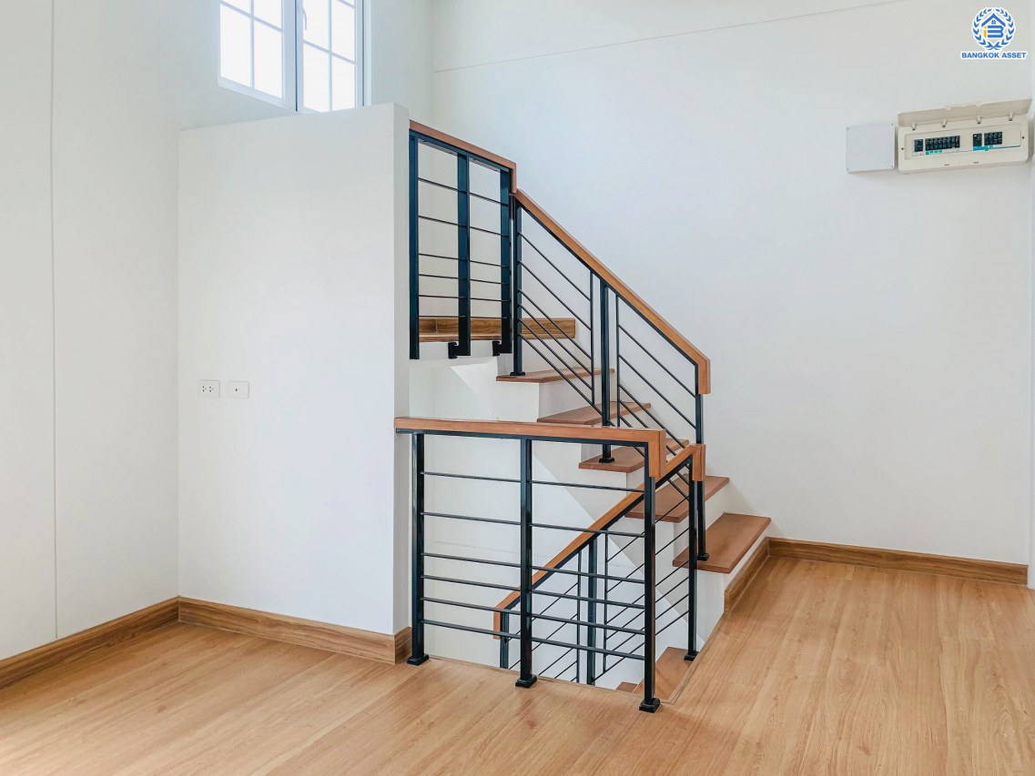 บ้านแฝดมือสอง โครงการ โกลเด้น นีโอ สาทร เนื้อที่ 40.60 ตร.ว. ฟังก์ชัน 4 ห้องนอน 4 ห้องน้ำ 2 ที่จอดรถ บ้านสวยพร้อมอยู่ ต่อเติมหลังคาหลังบ้าน บนทำเลเดินทางสะดวก เชื่อมต่อถนนกัลปพฤกษ์ ถนนกาญจนาภิเษก ถนนเอกชัย ใกล้รถไฟฟ้าสายสีเขียว "สถานีวุฒกาศ" และจุดขึ้นทางด่วน "ศรีรัช"...