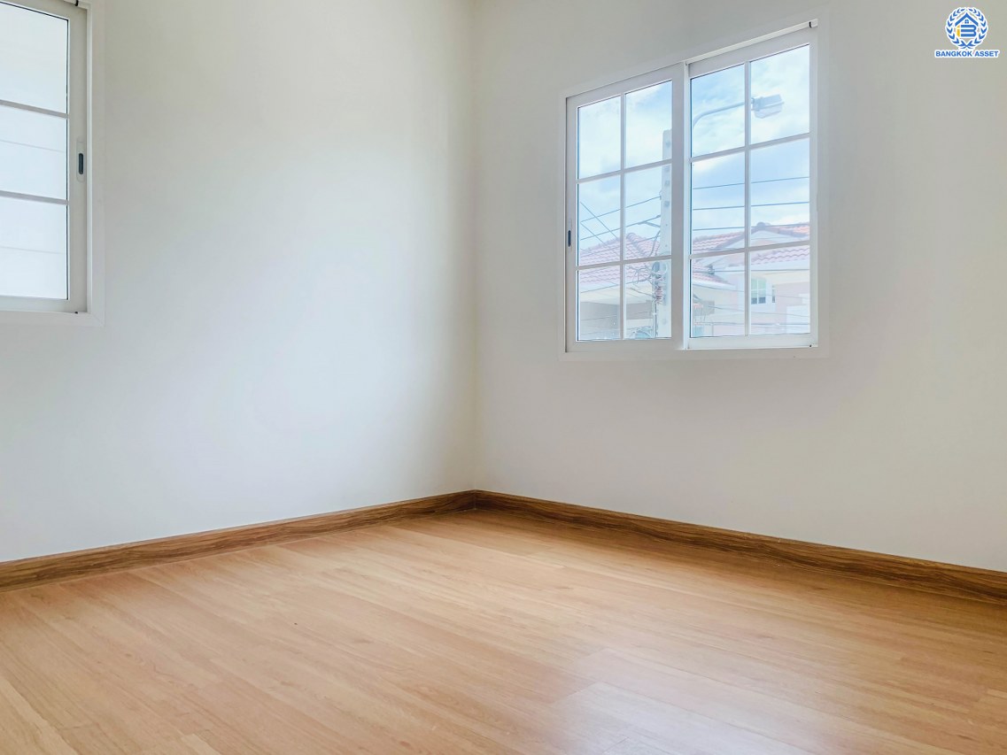 บ้านแฝดมือสอง โครงการ โกลเด้น นีโอ สาทร เนื้อที่ 40.60 ตร.ว. ฟังก์ชัน 4 ห้องนอน 4 ห้องน้ำ 2 ที่จอดรถ บ้านสวยพร้อมอยู่ ต่อเติมหลังคาหลังบ้าน บนทำเลเดินทางสะดวก เชื่อมต่อถนนกัลปพฤกษ์ ถนนกาญจนาภิเษก ถนนเอกชัย ใกล้รถไฟฟ้าสายสีเขียว "สถานีวุฒกาศ" และจุดขึ้นทางด่วน "ศรีรัช"...