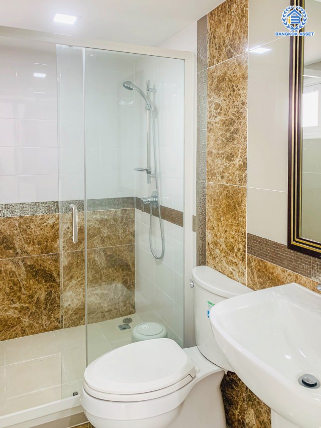 บ้านแฝดมือสอง โครงการ โกลเด้น นีโอ สาทร เนื้อที่ 40.60 ตร.ว. ฟังก์ชัน 4 ห้องนอน 4 ห้องน้ำ 2 ที่จอดรถ บ้านสวยพร้อมอยู่ ต่อเติมหลังคาหลังบ้าน บนทำเลเดินทางสะดวก เชื่อมต่อถนนกัลปพฤกษ์ ถนนกาญจนาภิเษก ถนนเอกชัย ใกล้รถไฟฟ้าสายสีเขียว "สถานีวุฒกาศ" และจุดขึ้นทางด่วน "ศรีรัช"...