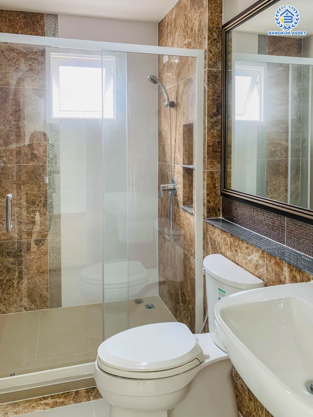 บ้านแฝดมือสอง โครงการ โกลเด้น นีโอ สาทร เนื้อที่ 40.60 ตร.ว. ฟังก์ชัน 4 ห้องนอน 4 ห้องน้ำ 2 ที่จอดรถ บ้านสวยพร้อมอยู่ ต่อเติมหลังคาหลังบ้าน บนทำเลเดินทางสะดวก เชื่อมต่อถนนกัลปพฤกษ์ ถนนกาญจนาภิเษก ถนนเอกชัย ใกล้รถไฟฟ้าสายสีเขียว "สถานีวุฒกาศ" และจุดขึ้นทางด่วน "ศรีรัช"...