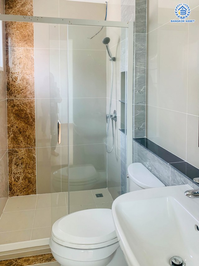 บ้านแฝดมือสอง โครงการ โกลเด้น นีโอ สาทร เนื้อที่ 40.60 ตร.ว. ฟังก์ชัน 4 ห้องนอน 4 ห้องน้ำ 2 ที่จอดรถ บ้านสวยพร้อมอยู่ ต่อเติมหลังคาหลังบ้าน บนทำเลเดินทางสะดวก เชื่อมต่อถนนกัลปพฤกษ์ ถนนกาญจนาภิเษก ถนนเอกชัย ใกล้รถไฟฟ้าสายสีเขียว "สถานีวุฒกาศ" และจุดขึ้นทางด่วน "ศรีรัช"...