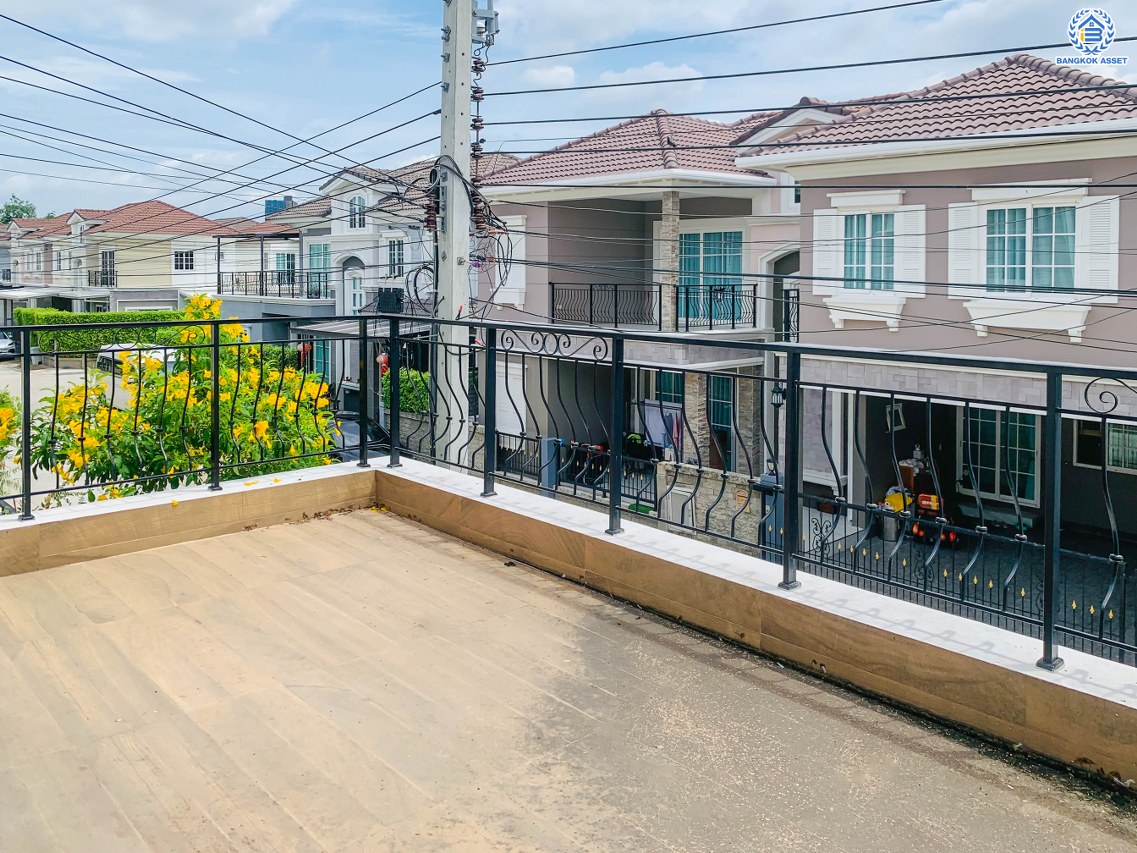 บ้านแฝดมือสอง โครงการ โกลเด้น นีโอ สาทร เนื้อที่ 40.60 ตร.ว. ฟังก์ชัน 4 ห้องนอน 4 ห้องน้ำ 2 ที่จอดรถ บ้านสวยพร้อมอยู่ ต่อเติมหลังคาหลังบ้าน บนทำเลเดินทางสะดวก เชื่อมต่อถนนกัลปพฤกษ์ ถนนกาญจนาภิเษก ถนนเอกชัย ใกล้รถไฟฟ้าสายสีเขียว "สถานีวุฒกาศ" และจุดขึ้นทางด่วน "ศรีรัช"...