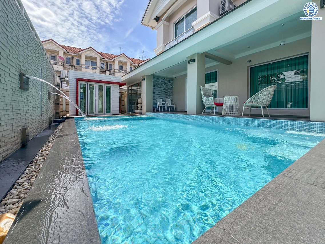 *****บ้านมือสองนนทบุรี โครงการ ลานทอง ติวานนท์-ปากเกร็ด เนื้อที่ 84 ตร.ว. พื้นที่ใช้สอย 300 ตร.ม. ฟังก์ชัน 3 ห้องนอน 2 ห้องน้ำ จอดรถได้ 3 คัน พร้อมสระว่ายน้ำส่วนตัว บนทำเลเดินทางสะดวกติด ถนนติวานนท์ ใกล้ห้าแยกปากเกร็ด, เมืองทองธานี, เซ็นทรัลแจ้งวัฒนะ, รถไฟฟ้าสายสีชมพู "สถานีปากเกร็ด" และจุดขึ้นทางด่วน "แจ้งวัฒนะ"