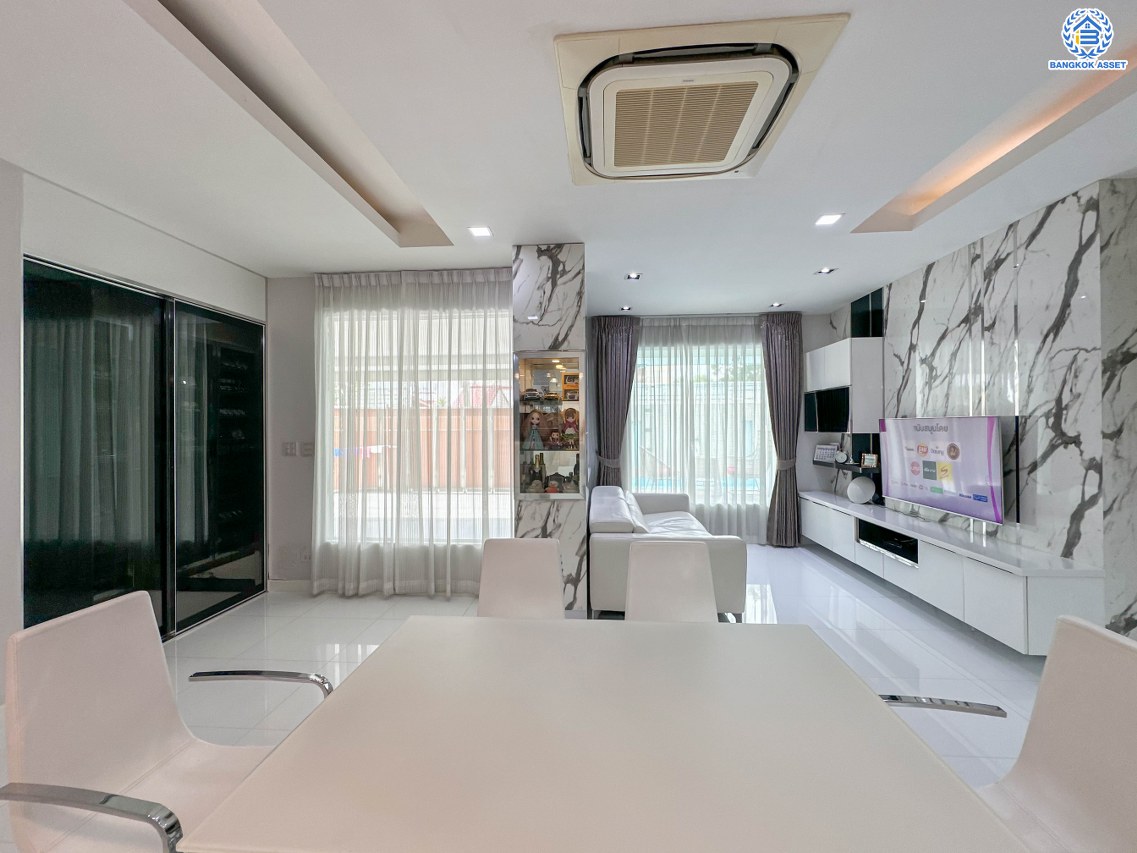 *****บ้านมือสองนนทบุรี โครงการ ลานทอง ติวานนท์-ปากเกร็ด เนื้อที่ 84 ตร.ว. พื้นที่ใช้สอย 300 ตร.ม. ฟังก์ชัน 3 ห้องนอน 2 ห้องน้ำ จอดรถได้ 3 คัน พร้อมสระว่ายน้ำส่วนตัว บนทำเลเดินทางสะดวกติด ถนนติวานนท์ ใกล้ห้าแยกปากเกร็ด, เมืองทองธานี, เซ็นทรัลแจ้งวัฒนะ, รถไฟฟ้าสายสีชมพู "สถานีปากเกร็ด" และจุดขึ้นทางด่วน "แจ้งวัฒนะ"