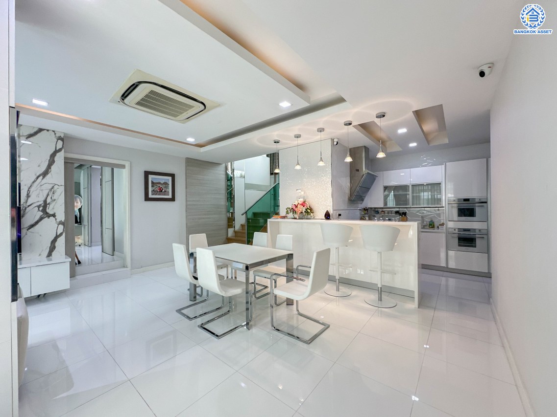 *****บ้านมือสองนนทบุรี โครงการ ลานทอง ติวานนท์-ปากเกร็ด เนื้อที่ 84 ตร.ว. พื้นที่ใช้สอย 300 ตร.ม. ฟังก์ชัน 3 ห้องนอน 2 ห้องน้ำ จอดรถได้ 3 คัน พร้อมสระว่ายน้ำส่วนตัว บนทำเลเดินทางสะดวกติด ถนนติวานนท์ ใกล้ห้าแยกปากเกร็ด, เมืองทองธานี, เซ็นทรัลแจ้งวัฒนะ, รถไฟฟ้าสายสีชมพู "สถานีปากเกร็ด" และจุดขึ้นทางด่วน "แจ้งวัฒนะ"