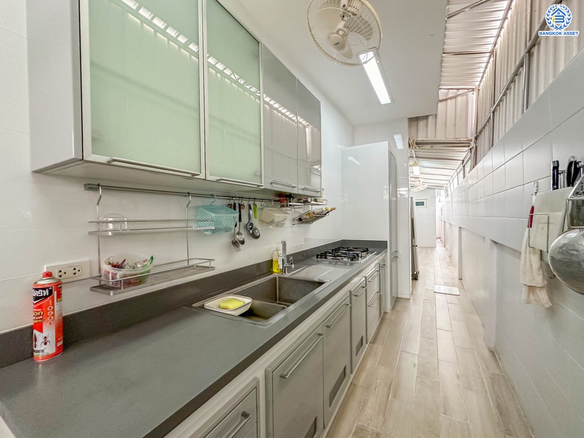 *****บ้านมือสองนนทบุรี โครงการ ลานทอง ติวานนท์-ปากเกร็ด เนื้อที่ 84 ตร.ว. พื้นที่ใช้สอย 300 ตร.ม. ฟังก์ชัน 3 ห้องนอน 2 ห้องน้ำ จอดรถได้ 3 คัน พร้อมสระว่ายน้ำส่วนตัว บนทำเลเดินทางสะดวกติด ถนนติวานนท์ ใกล้ห้าแยกปากเกร็ด, เมืองทองธานี, เซ็นทรัลแจ้งวัฒนะ, รถไฟฟ้าสายสีชมพู "สถานีปากเกร็ด" และจุดขึ้นทางด่วน "แจ้งวัฒนะ"