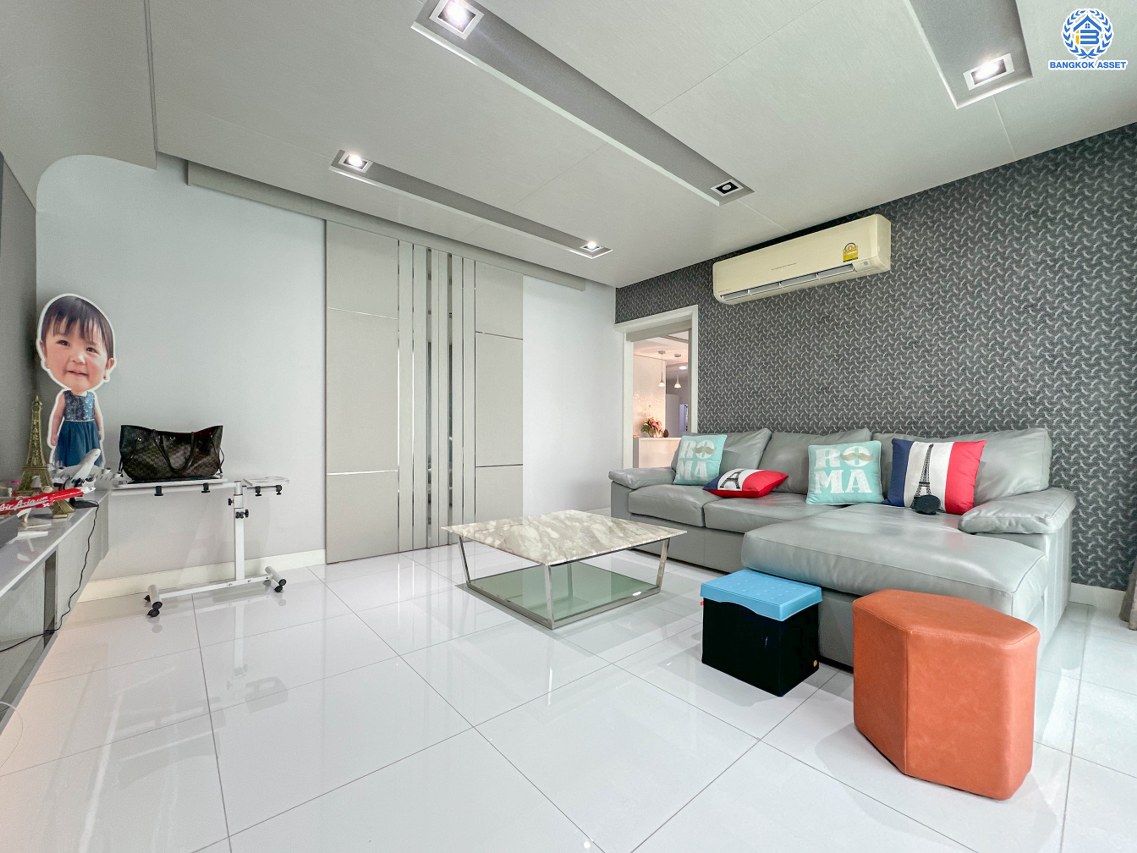 *****บ้านมือสองนนทบุรี โครงการ ลานทอง ติวานนท์-ปากเกร็ด เนื้อที่ 84 ตร.ว. พื้นที่ใช้สอย 300 ตร.ม. ฟังก์ชัน 3 ห้องนอน 2 ห้องน้ำ จอดรถได้ 3 คัน พร้อมสระว่ายน้ำส่วนตัว บนทำเลเดินทางสะดวกติด ถนนติวานนท์ ใกล้ห้าแยกปากเกร็ด, เมืองทองธานี, เซ็นทรัลแจ้งวัฒนะ, รถไฟฟ้าสายสีชมพู "สถานีปากเกร็ด" และจุดขึ้นทางด่วน "แจ้งวัฒนะ"