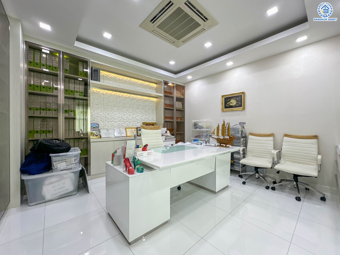 *****บ้านมือสองนนทบุรี โครงการ ลานทอง ติวานนท์-ปากเกร็ด เนื้อที่ 84 ตร.ว. พื้นที่ใช้สอย 300 ตร.ม. ฟังก์ชัน 3 ห้องนอน 2 ห้องน้ำ จอดรถได้ 3 คัน พร้อมสระว่ายน้ำส่วนตัว บนทำเลเดินทางสะดวกติด ถนนติวานนท์ ใกล้ห้าแยกปากเกร็ด, เมืองทองธานี, เซ็นทรัลแจ้งวัฒนะ, รถไฟฟ้าสายสีชมพู "สถานีปากเกร็ด" และจุดขึ้นทางด่วน "แจ้งวัฒนะ"