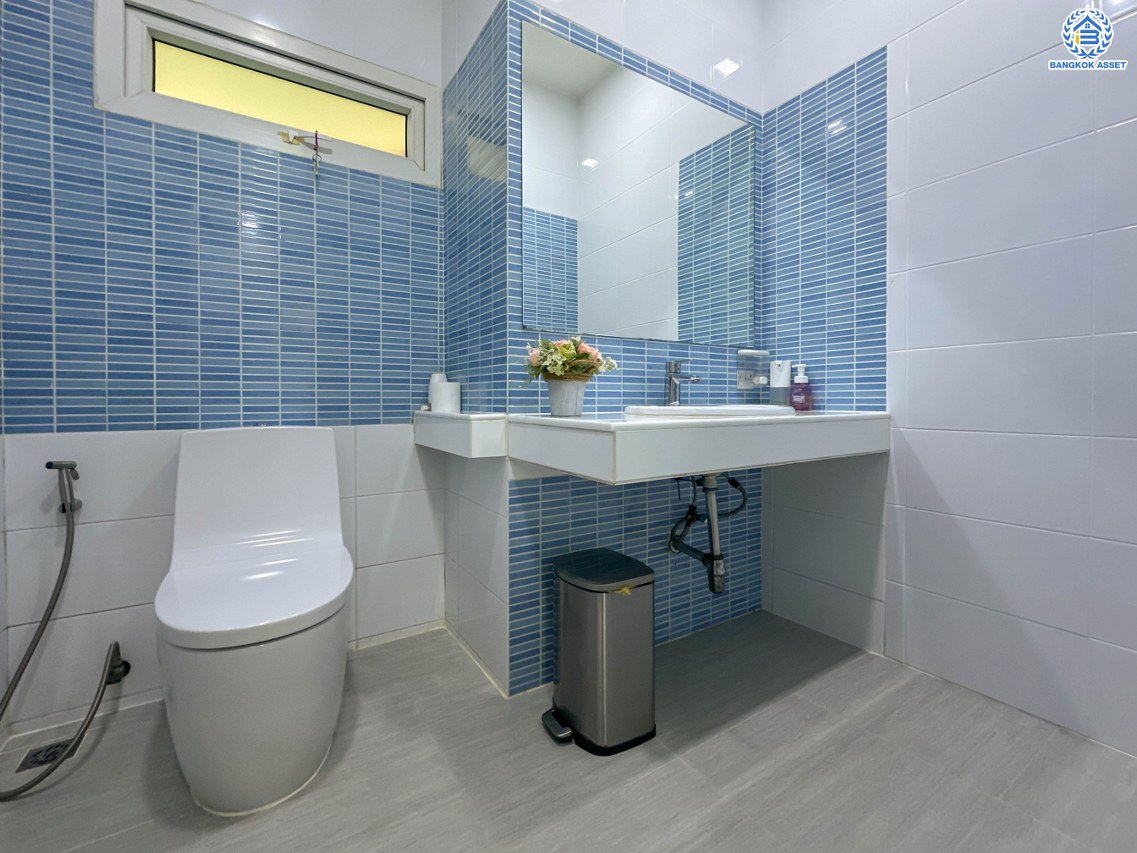 *****บ้านมือสองนนทบุรี โครงการ ลานทอง ติวานนท์-ปากเกร็ด เนื้อที่ 84 ตร.ว. พื้นที่ใช้สอย 300 ตร.ม. ฟังก์ชัน 3 ห้องนอน 2 ห้องน้ำ จอดรถได้ 3 คัน พร้อมสระว่ายน้ำส่วนตัว บนทำเลเดินทางสะดวกติด ถนนติวานนท์ ใกล้ห้าแยกปากเกร็ด, เมืองทองธานี, เซ็นทรัลแจ้งวัฒนะ, รถไฟฟ้าสายสีชมพู "สถานีปากเกร็ด" และจุดขึ้นทางด่วน "แจ้งวัฒนะ"