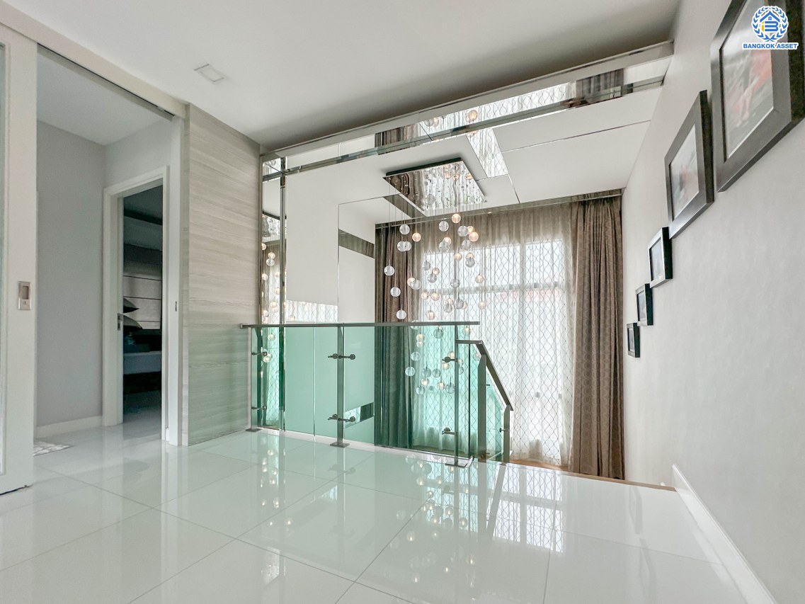 *****บ้านมือสองนนทบุรี โครงการ ลานทอง ติวานนท์-ปากเกร็ด เนื้อที่ 84 ตร.ว. พื้นที่ใช้สอย 300 ตร.ม. ฟังก์ชัน 3 ห้องนอน 2 ห้องน้ำ จอดรถได้ 3 คัน พร้อมสระว่ายน้ำส่วนตัว บนทำเลเดินทางสะดวกติด ถนนติวานนท์ ใกล้ห้าแยกปากเกร็ด, เมืองทองธานี, เซ็นทรัลแจ้งวัฒนะ, รถไฟฟ้าสายสีชมพู "สถานีปากเกร็ด" และจุดขึ้นทางด่วน "แจ้งวัฒนะ"